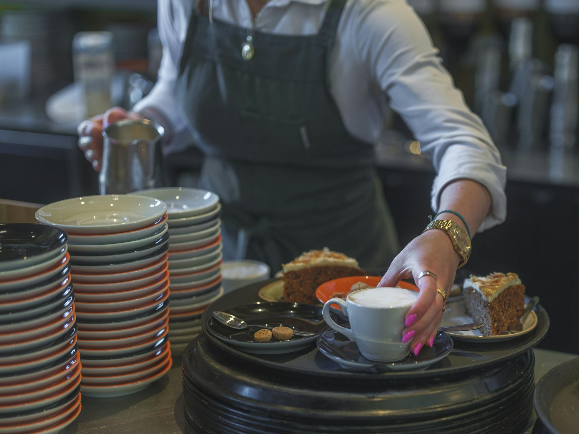 Das Personal eines Restaurants bei der Arbeit | Quelle: Pexels