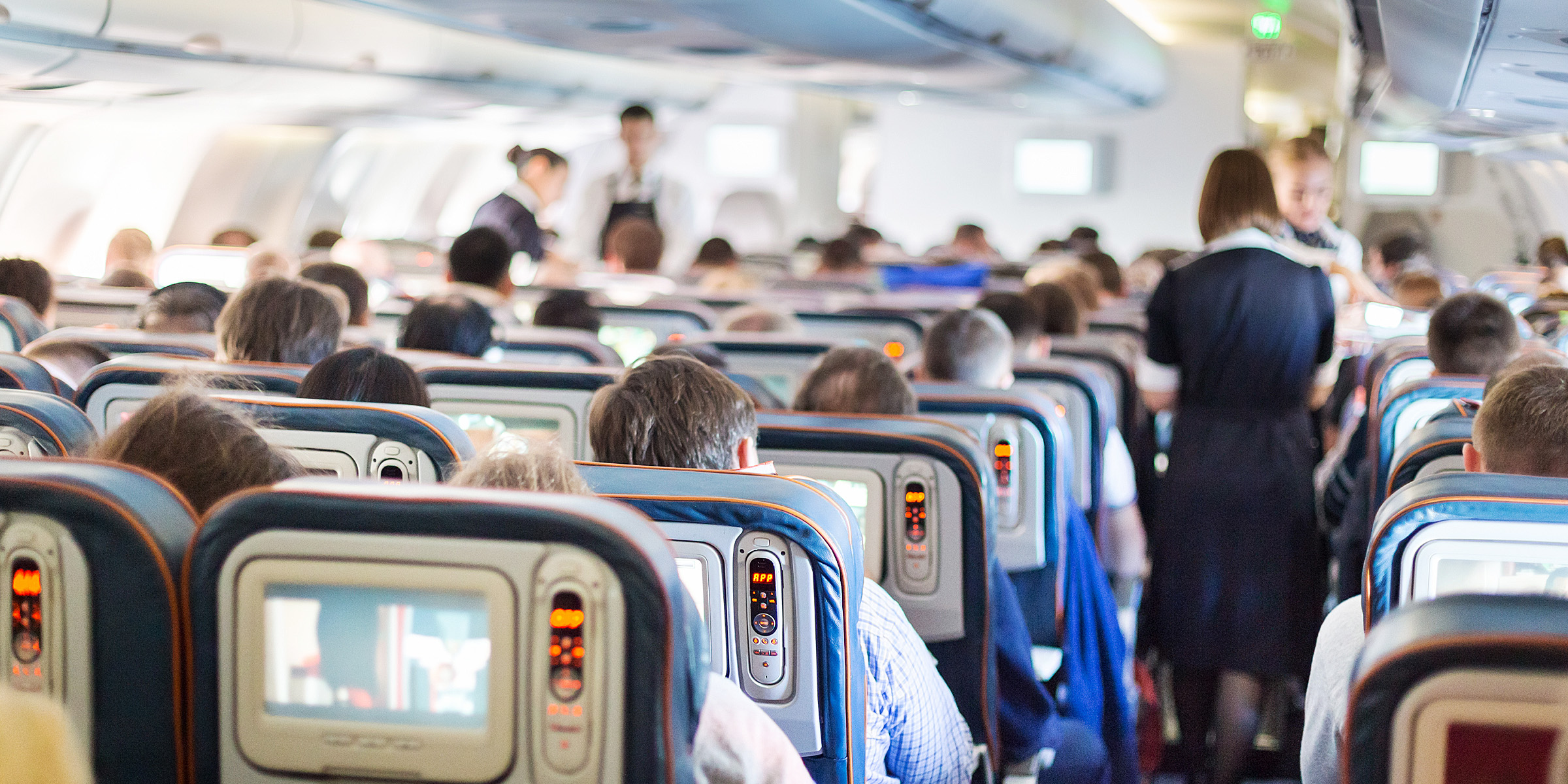 Passagiere in einem Flugzeug | Quelle: Shutterstock