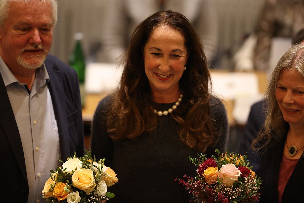04. November 2025, Nordrhein-Westfalen, Herdecke: Iris Stalzer (M, SPD) wird nach ihrer Vereidigung als neue Bürgermeisterin im Ratssaal der Stadt Herdecke beglückwünscht. | Quelle: Getty Images