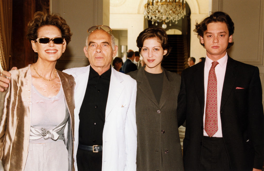 Claudia Cardinale in Begleitung ihres Mannes und ihrer Tochter im Elysee-Palast am 22. Juni 1999 in Paris, Frankreich. | Quelle: Getty Images