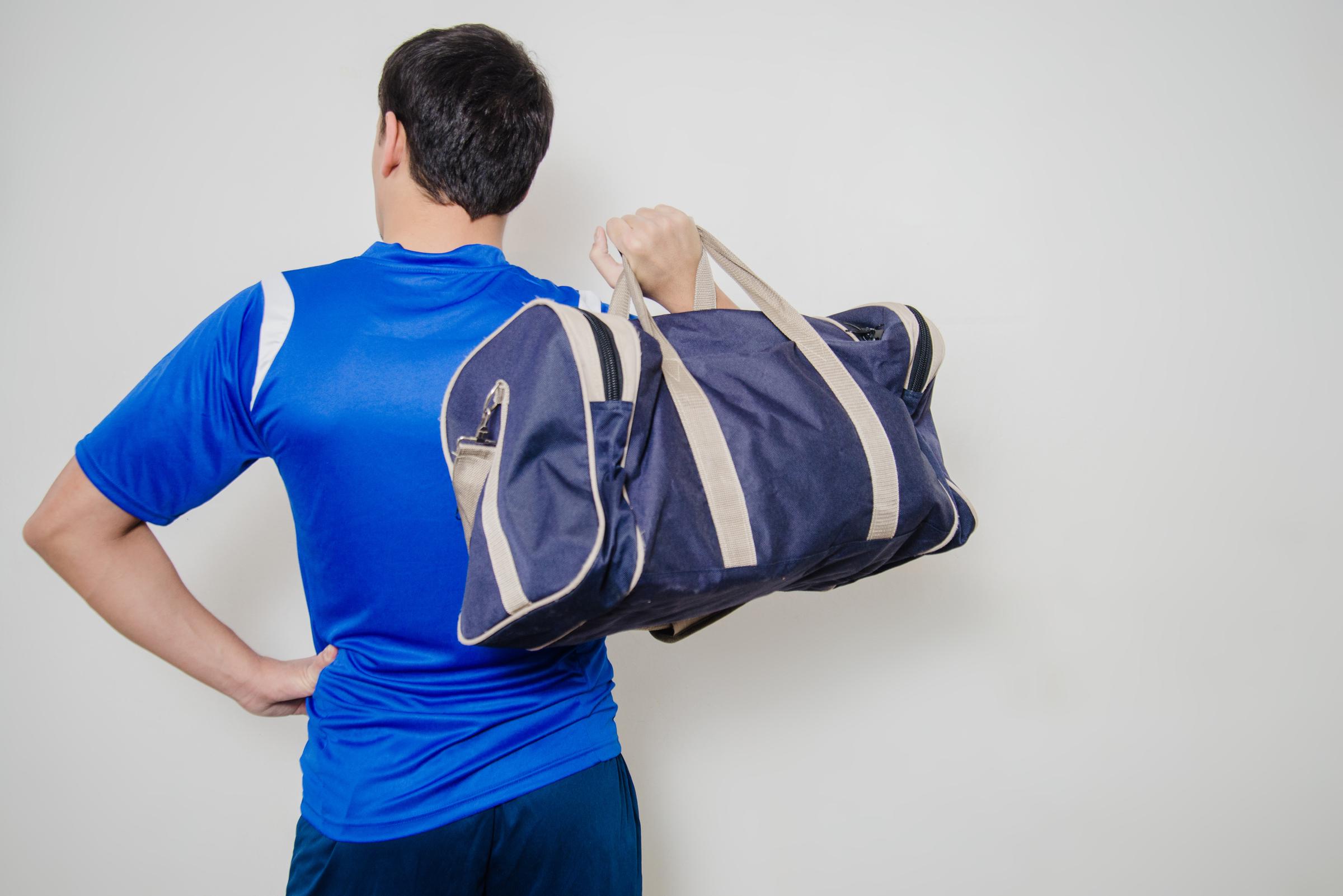 Ein Mann hält eine Tasche | Quelle: Freepik