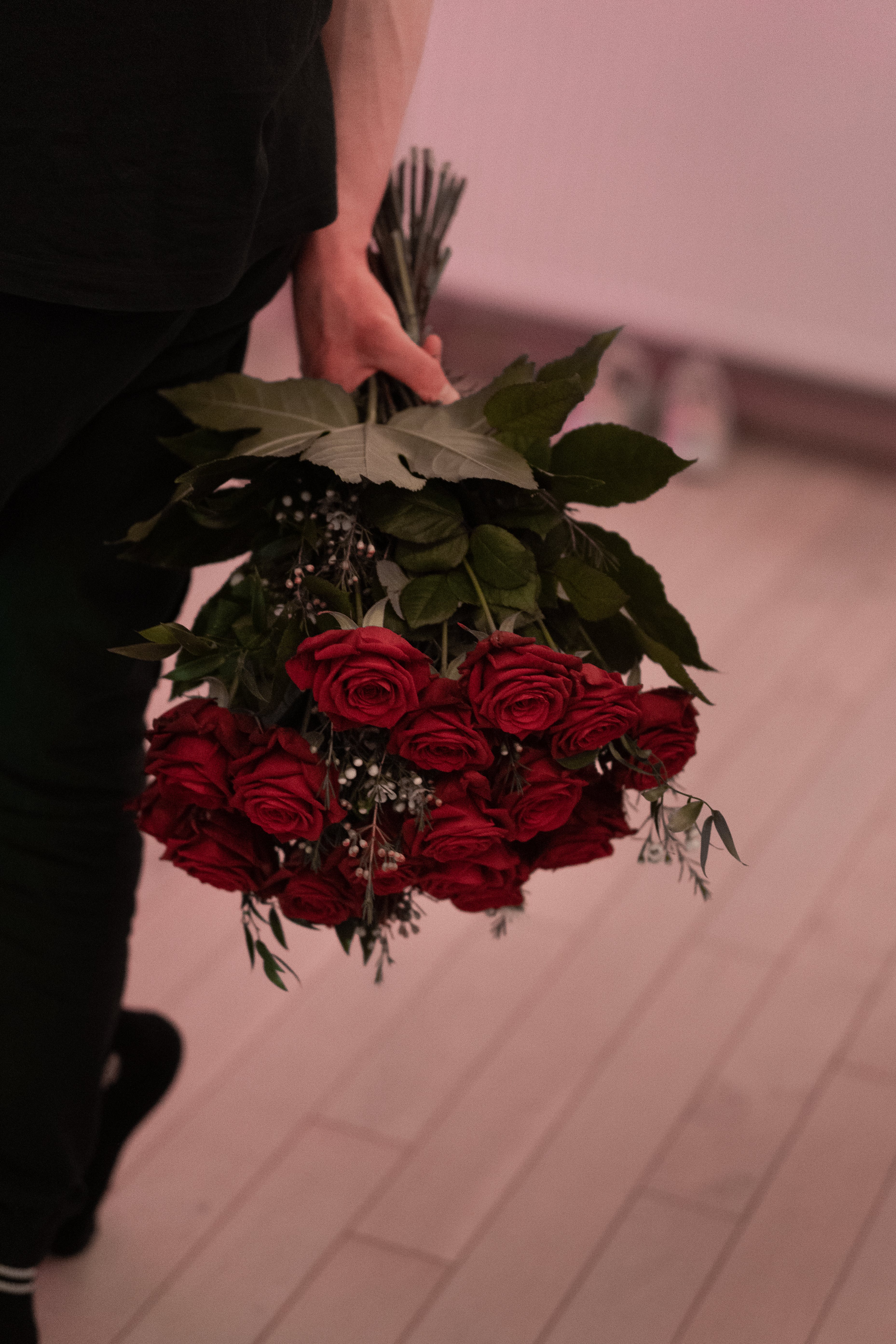 Ein Mann mit einem Strauß Rosen | Quelle: Pexels