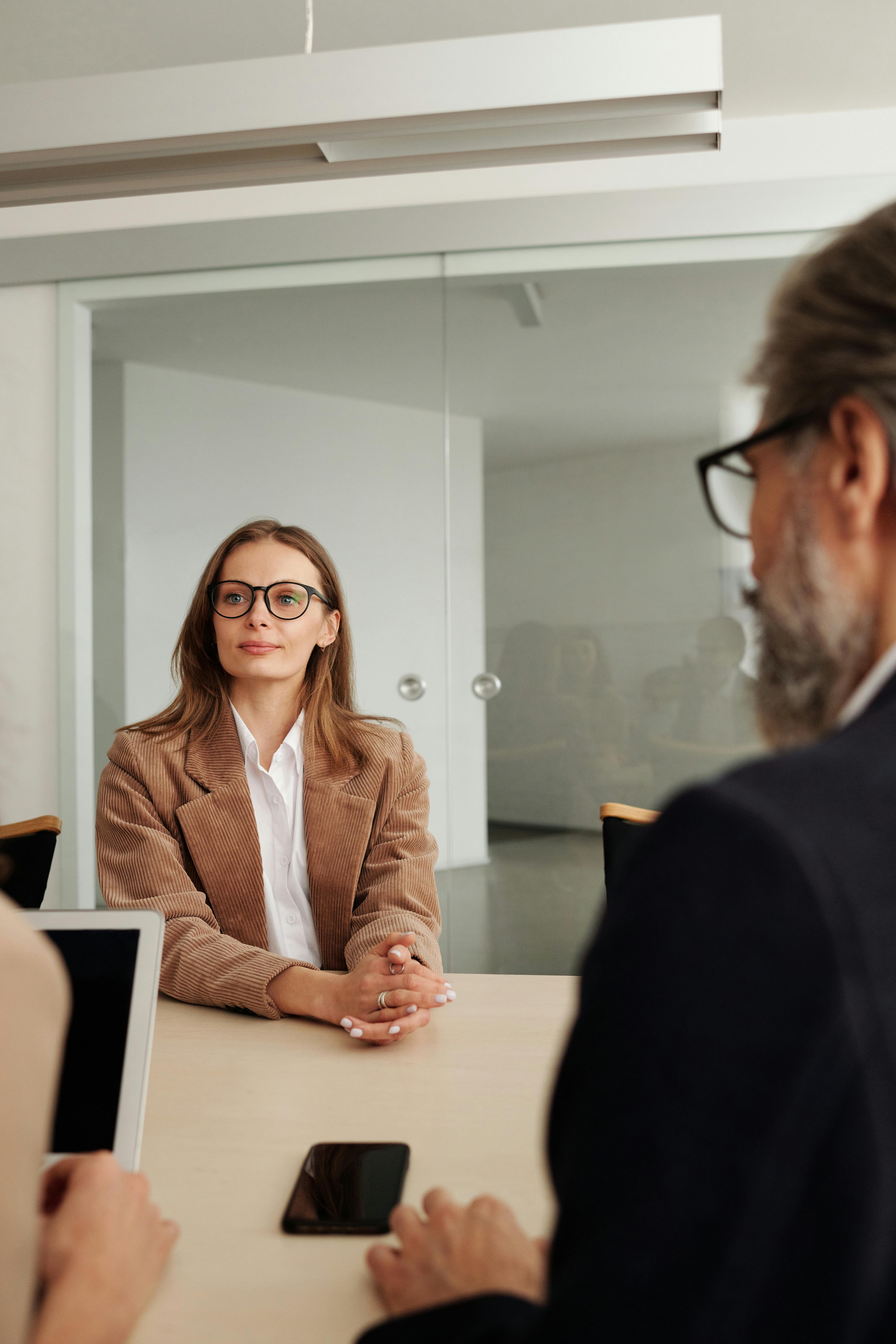 Eine Frau, die in einem Büro sitzt | Quelle: Pexels