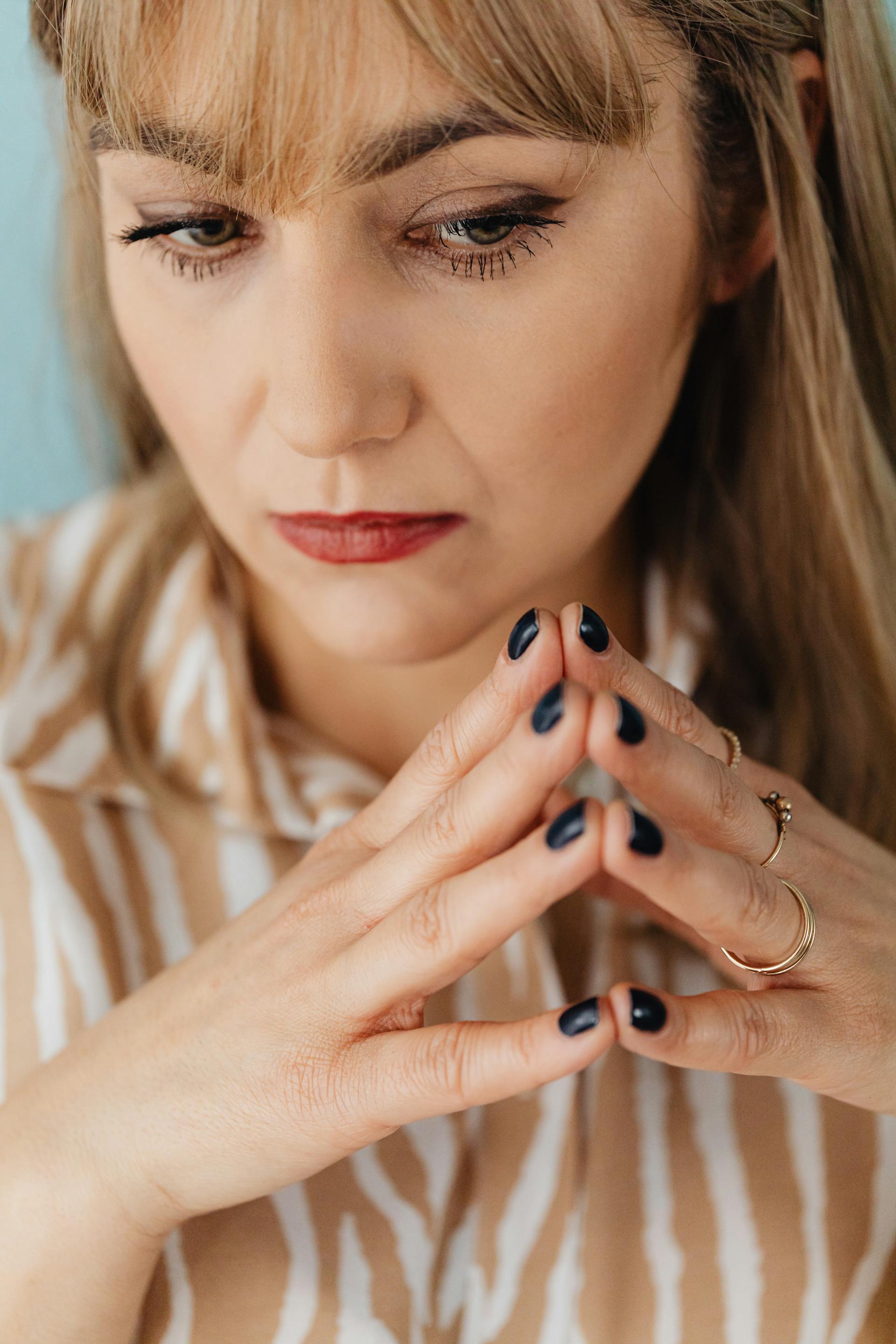 Eine angespannte und nachdenkliche Frau | Quelle: Pexels