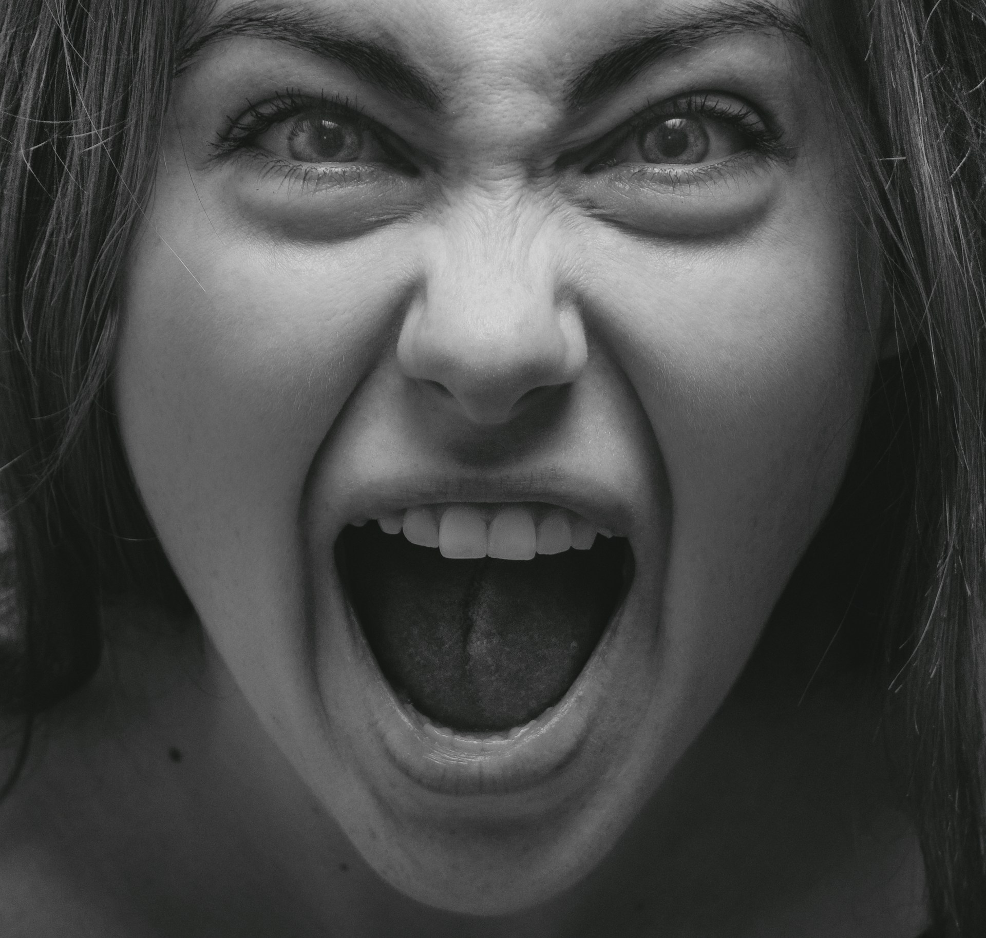 Eine schreiende Frau | Quelle: Unsplash