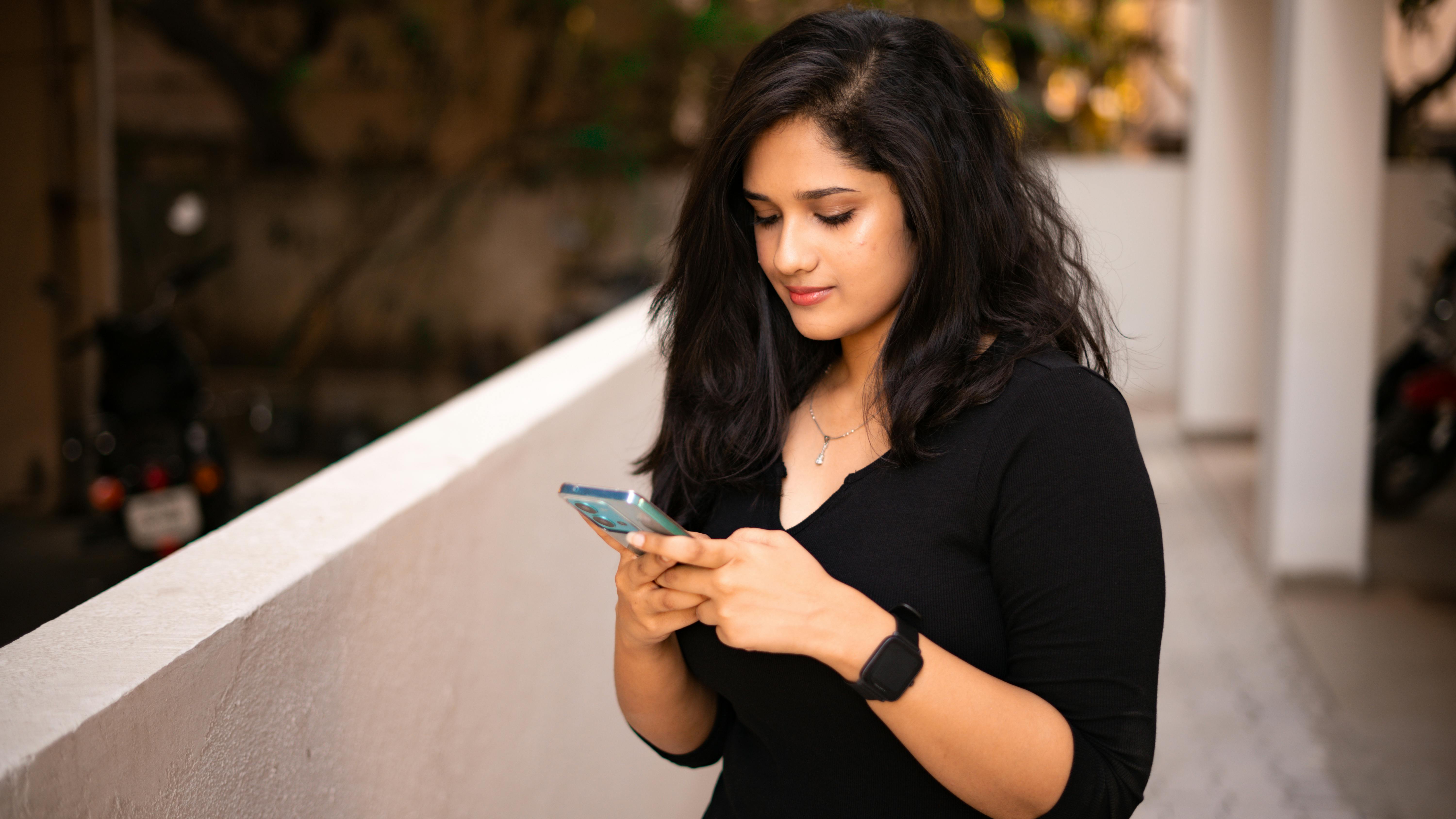 Eine Frau schaut auf ihr Telefon | Quelle: Pexels