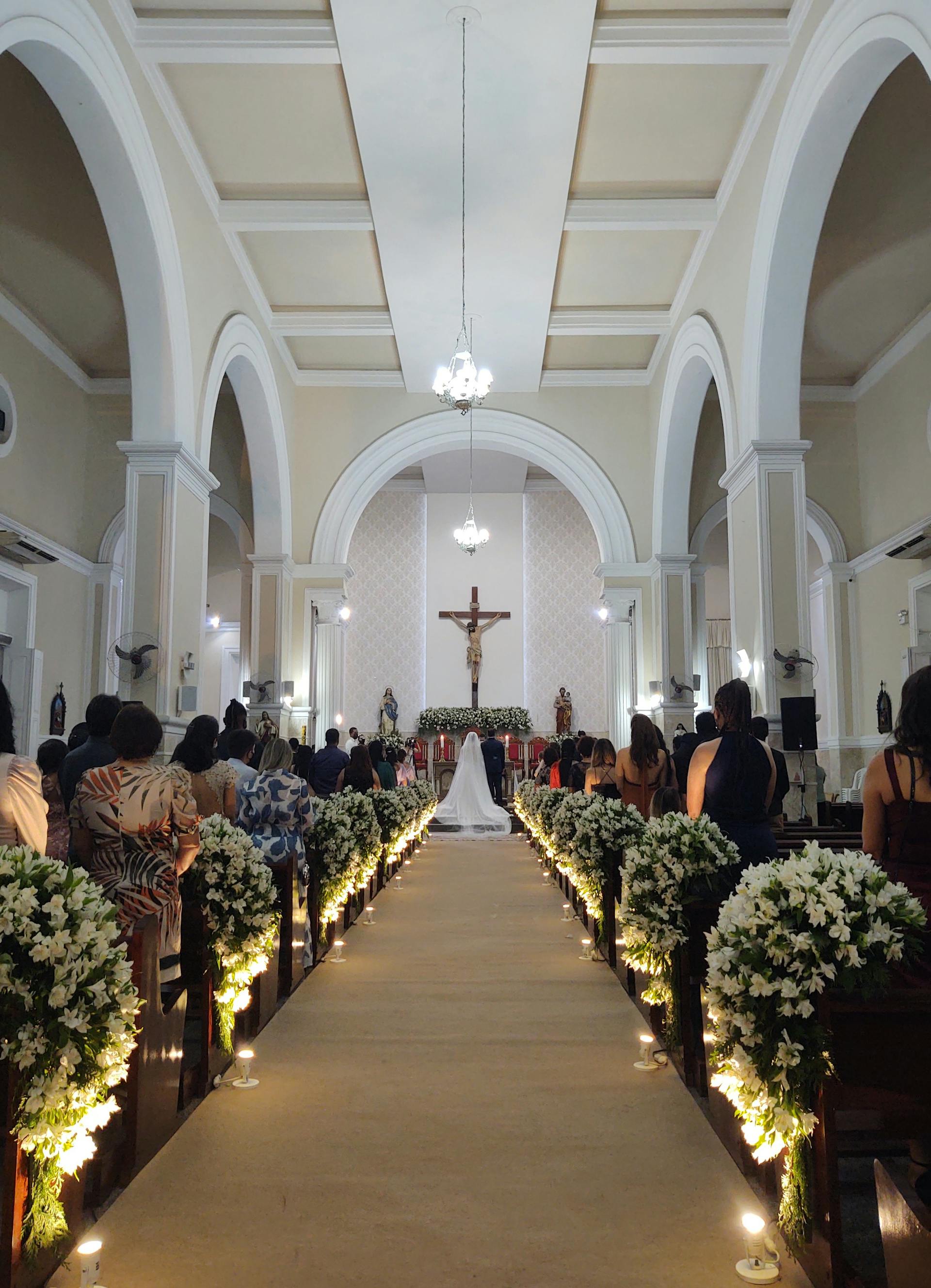 Gäste in einer Hochzeitskapelle | Quelle: Pexels
