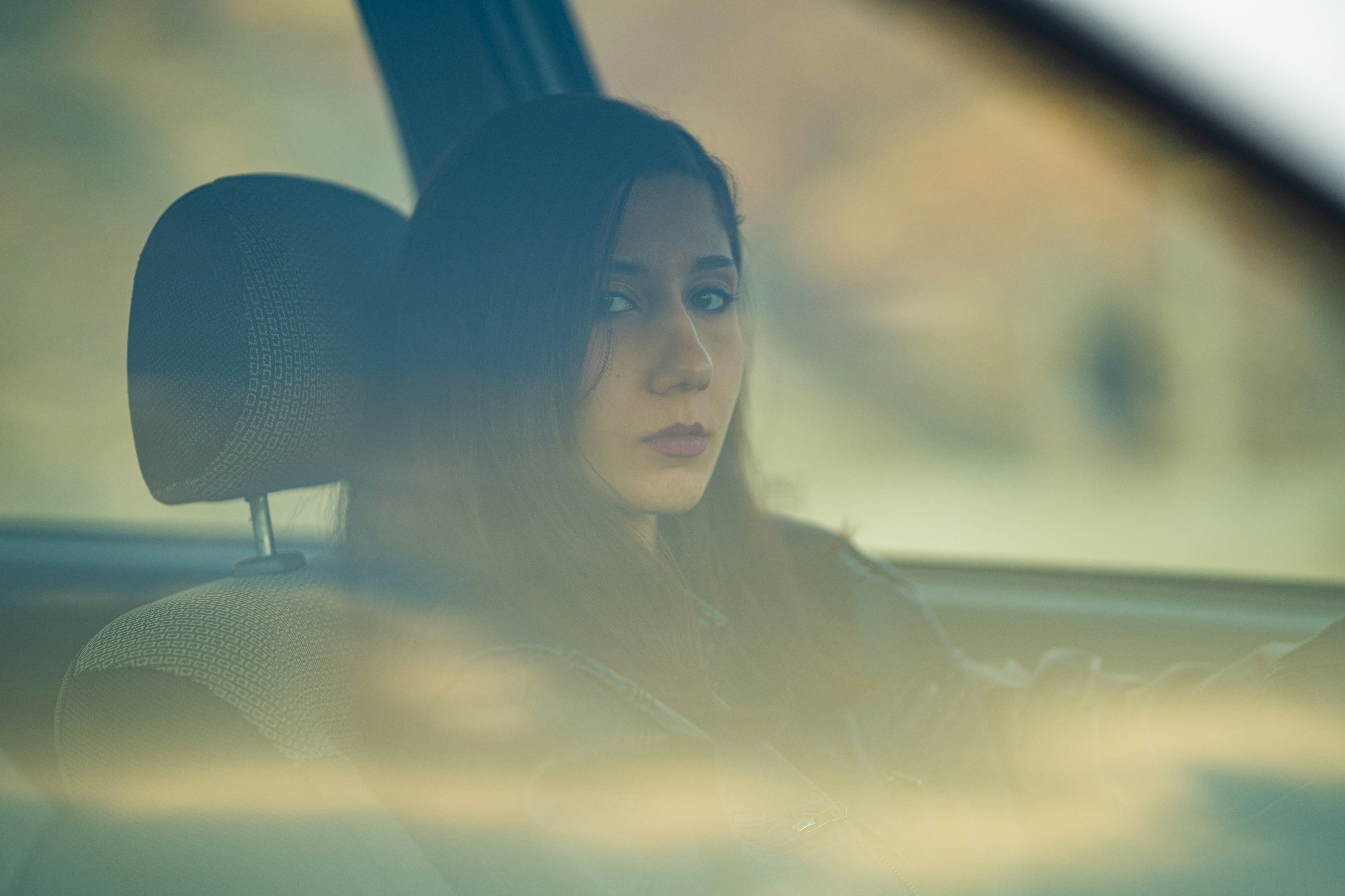 Eine aufgebrachte Frau am Steuer | Quelle: Unsplash