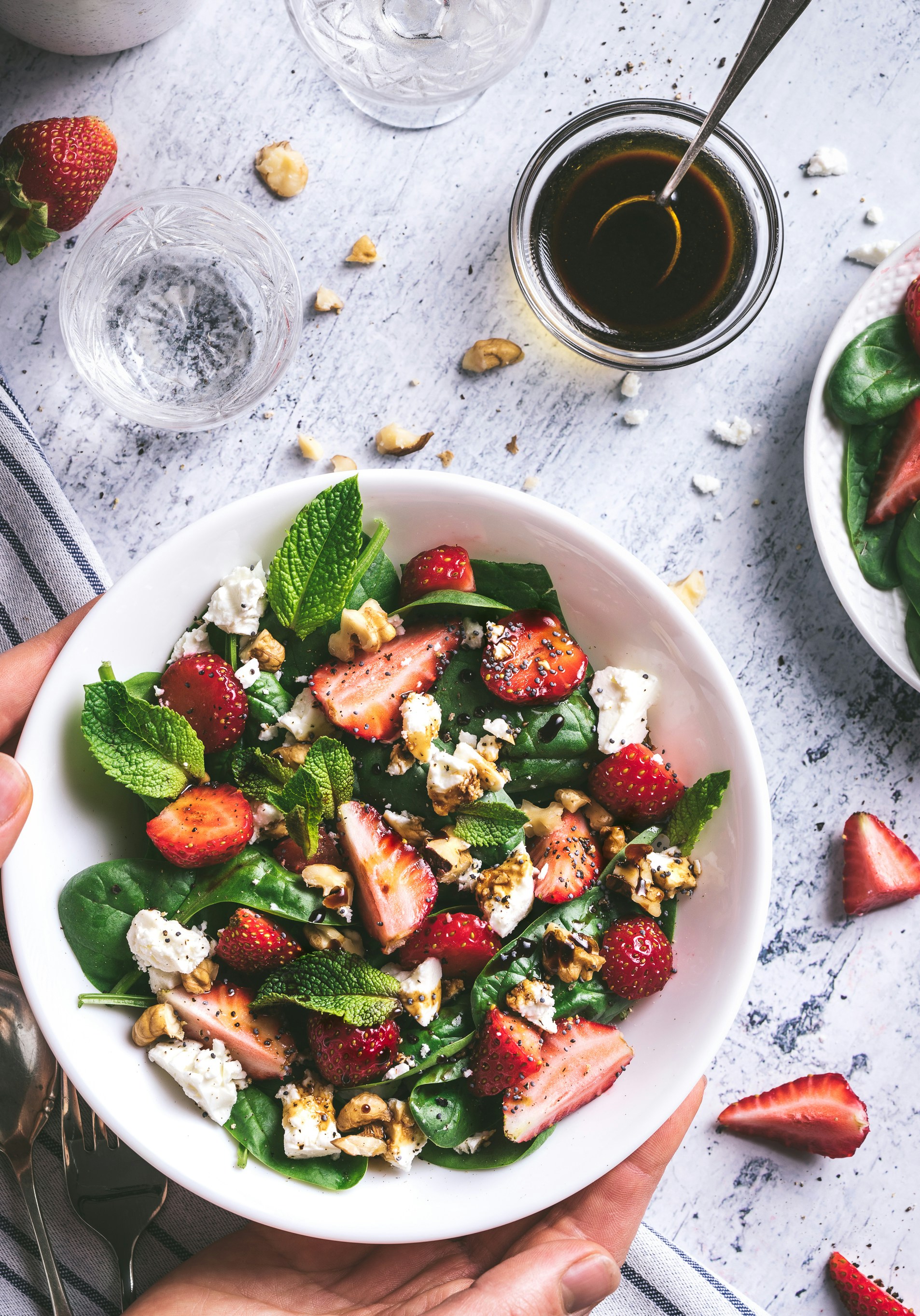 Eine Person hält eine Schüssel mit Salat | Quelle: Unsplash