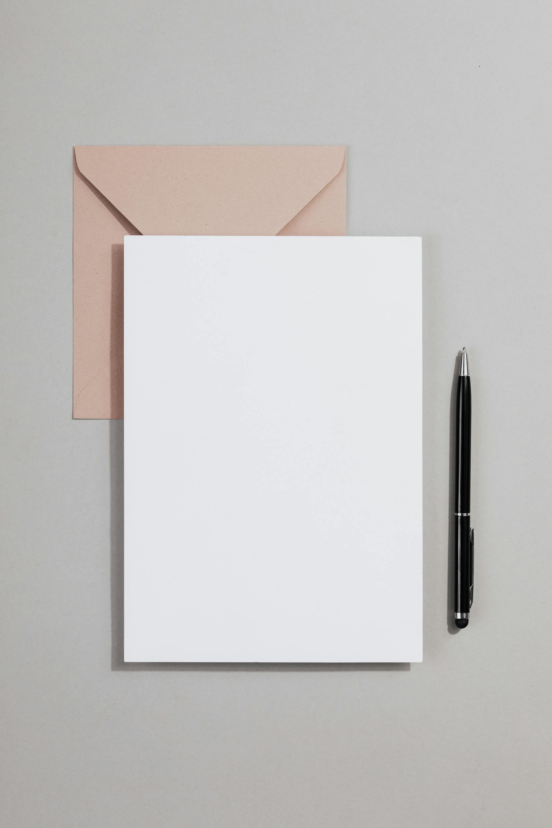 Ein Notizblock, ein Stift und ein Briefumschlag | Quelle: Pexels