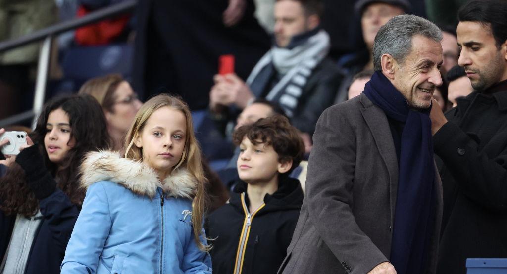 Der ehemalige französische Präsident Nicolas Sarkozy und seine Tochter Giulia Sarkozy (links) schauen sich am 4. Februar 2023 in Paris das Ligue-1-Spiel zwischen Paris Saint-Germain und Toulouse FC im Parc des Princes an. | Quelle: Getty Images