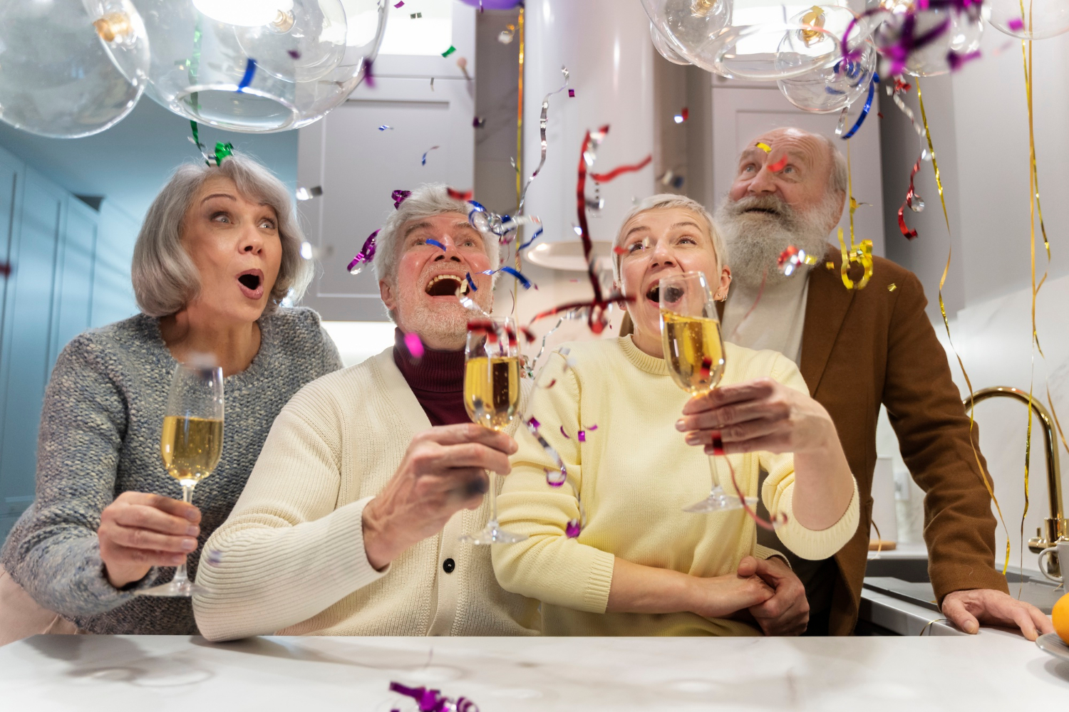 Eine Gruppe von Menschen, die Sektflöten halten und lachen | Quelle: Freepik