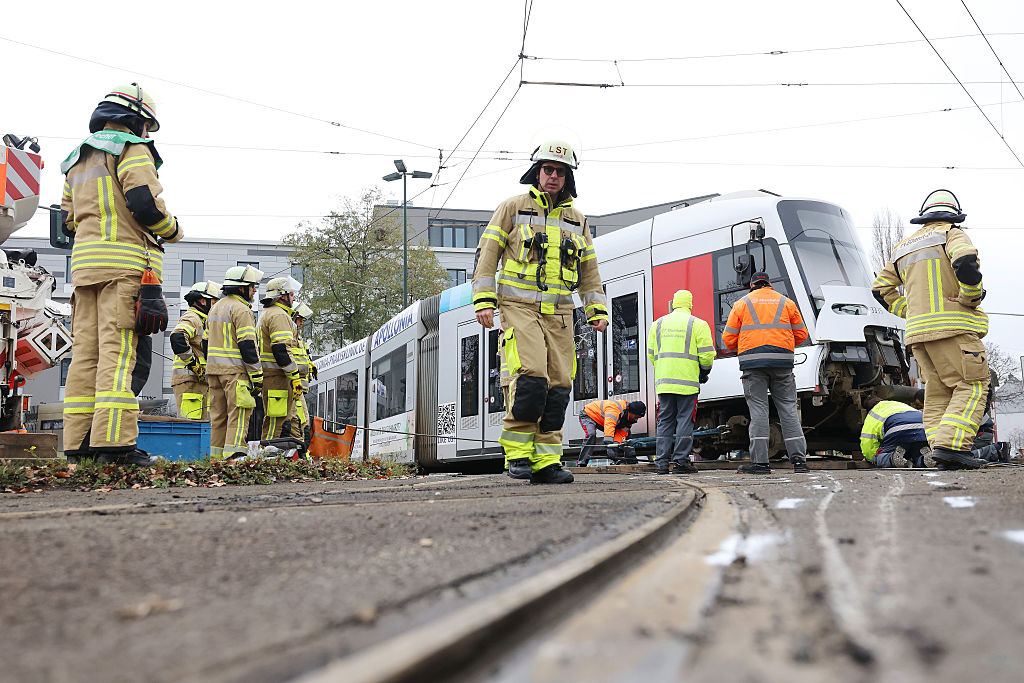 26. November 2025, Nordrhein-Westfalen, Düsseldorf: Einsatzkräfte arbeiten an der entgleisten Straßenbahn | Quelle: Getty Images