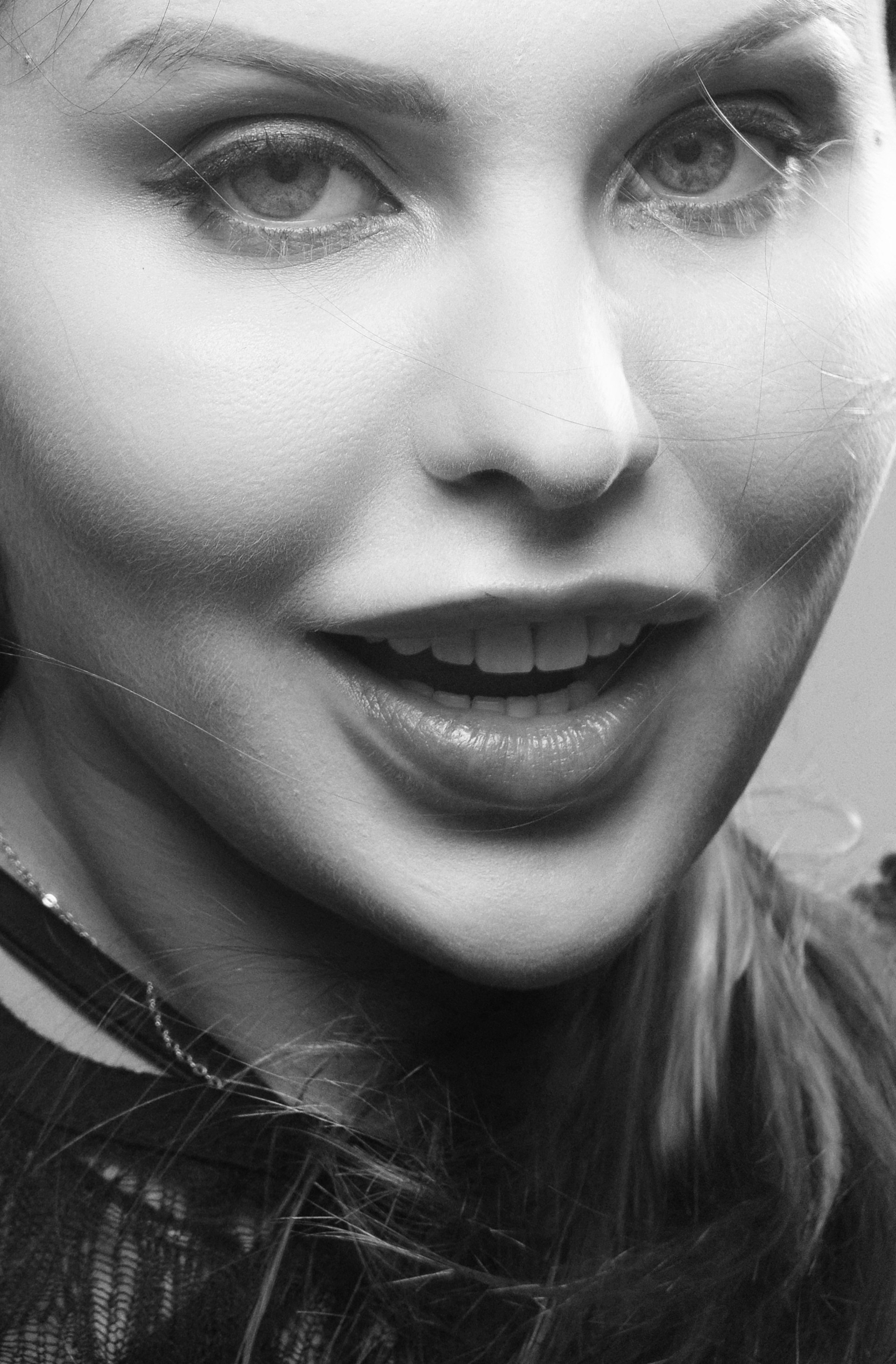 Graustufenporträt einer lächelnden Frau | Quelle: Unsplash