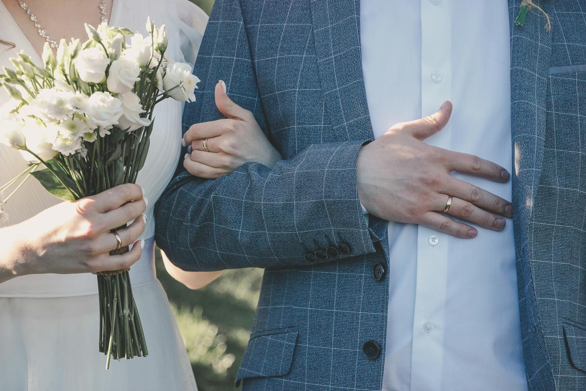 Eine Nahaufnahme eines frisch verheirateten Paares | Quelle: Pexels