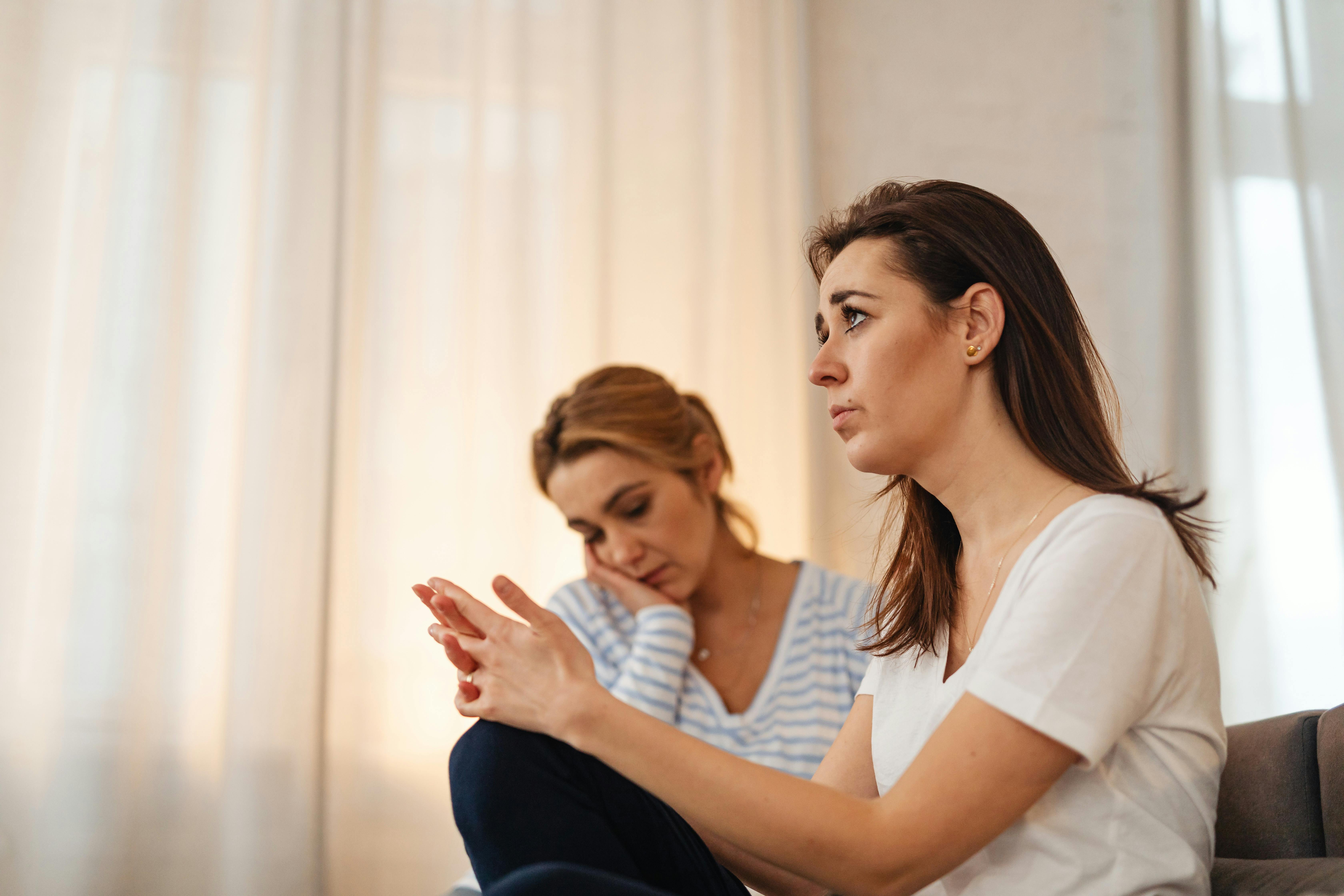 Zwei Frauen, die sich nicht vertragen | Quelle: Pexels