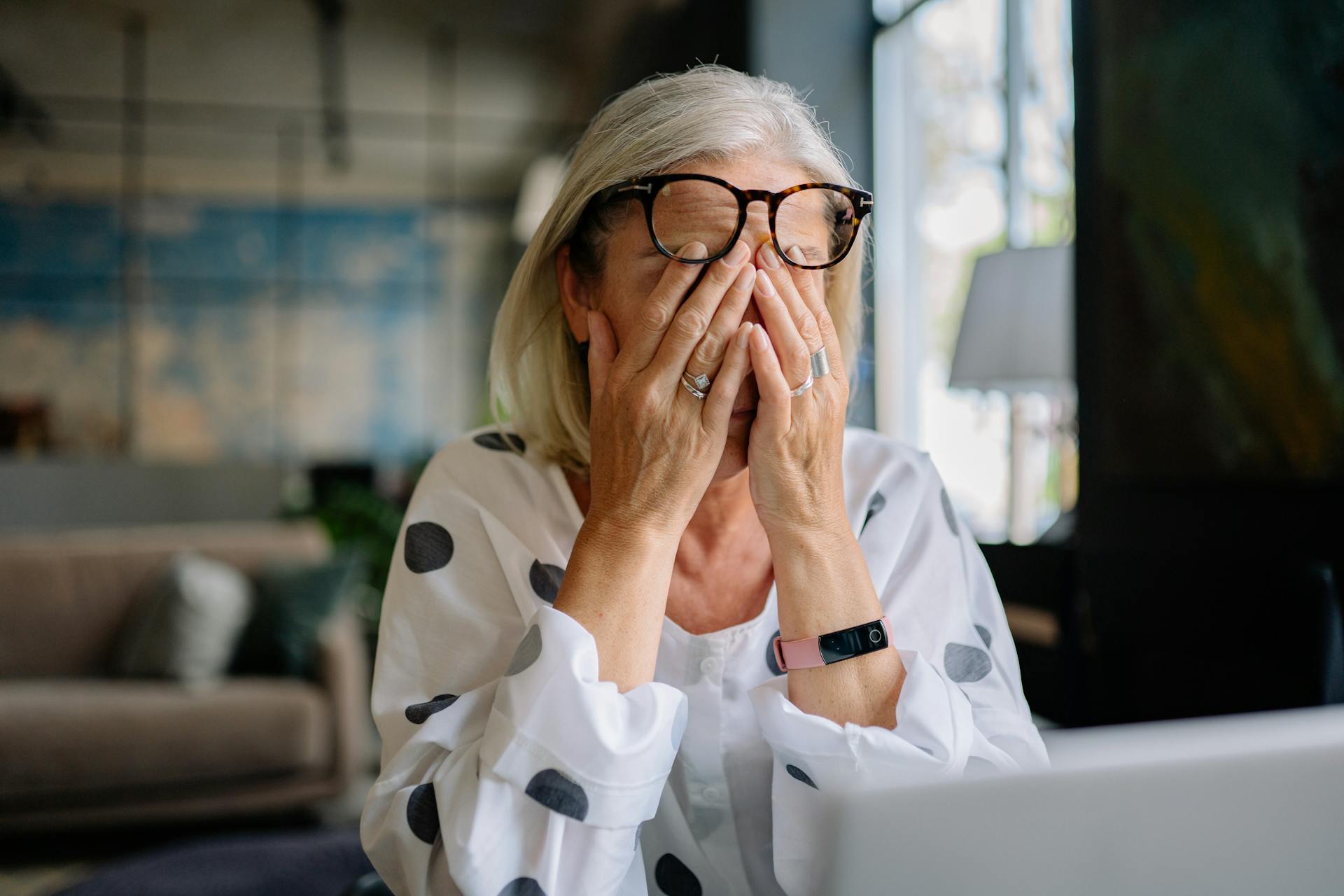 Eine verzweifelte Frau, die ihr Gesicht mit ihren Händen bedeckt | Quelle: Pexels