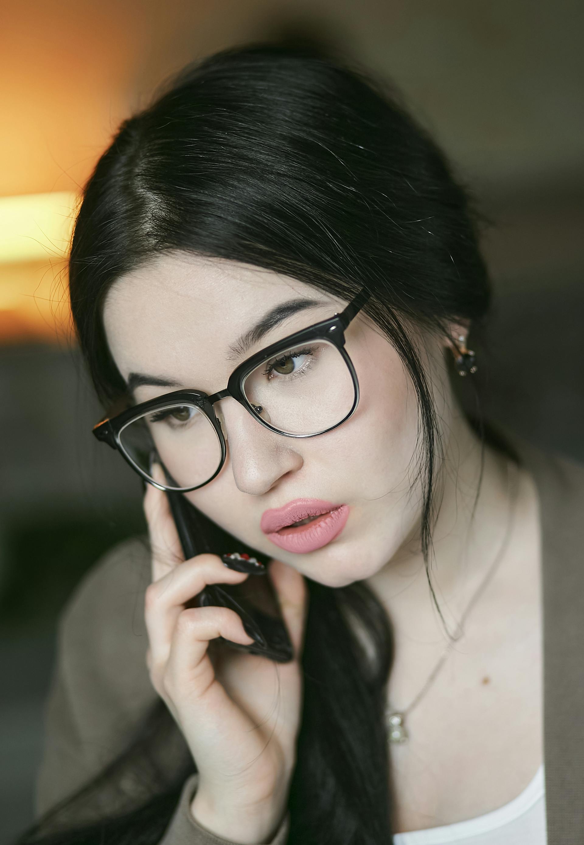 Eine Frau, die in ihr Telefon spricht | Quelle: Pexels
