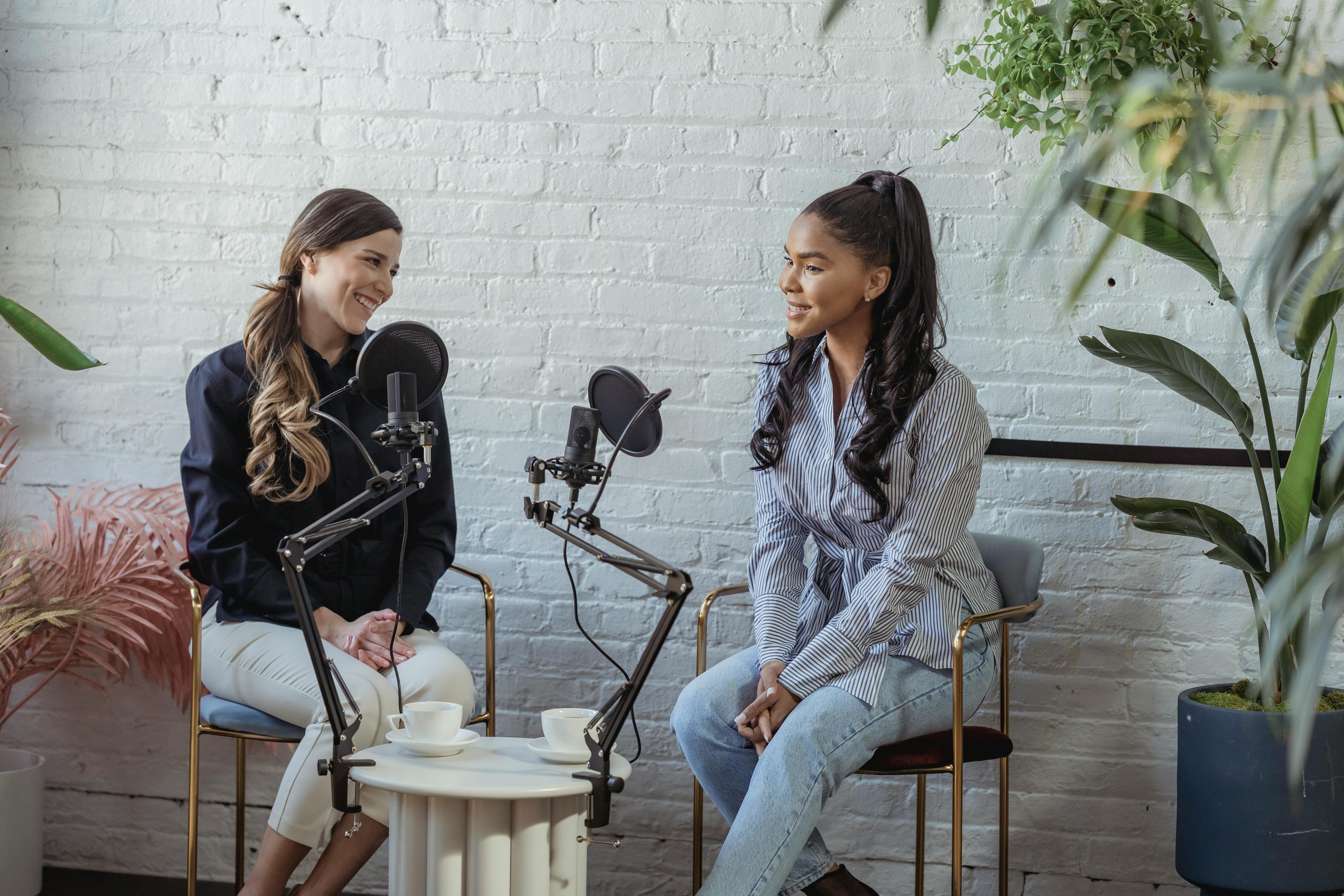 Zwei Frauen bei der Aufnahme eines Podcasts | Quelle: Pexels