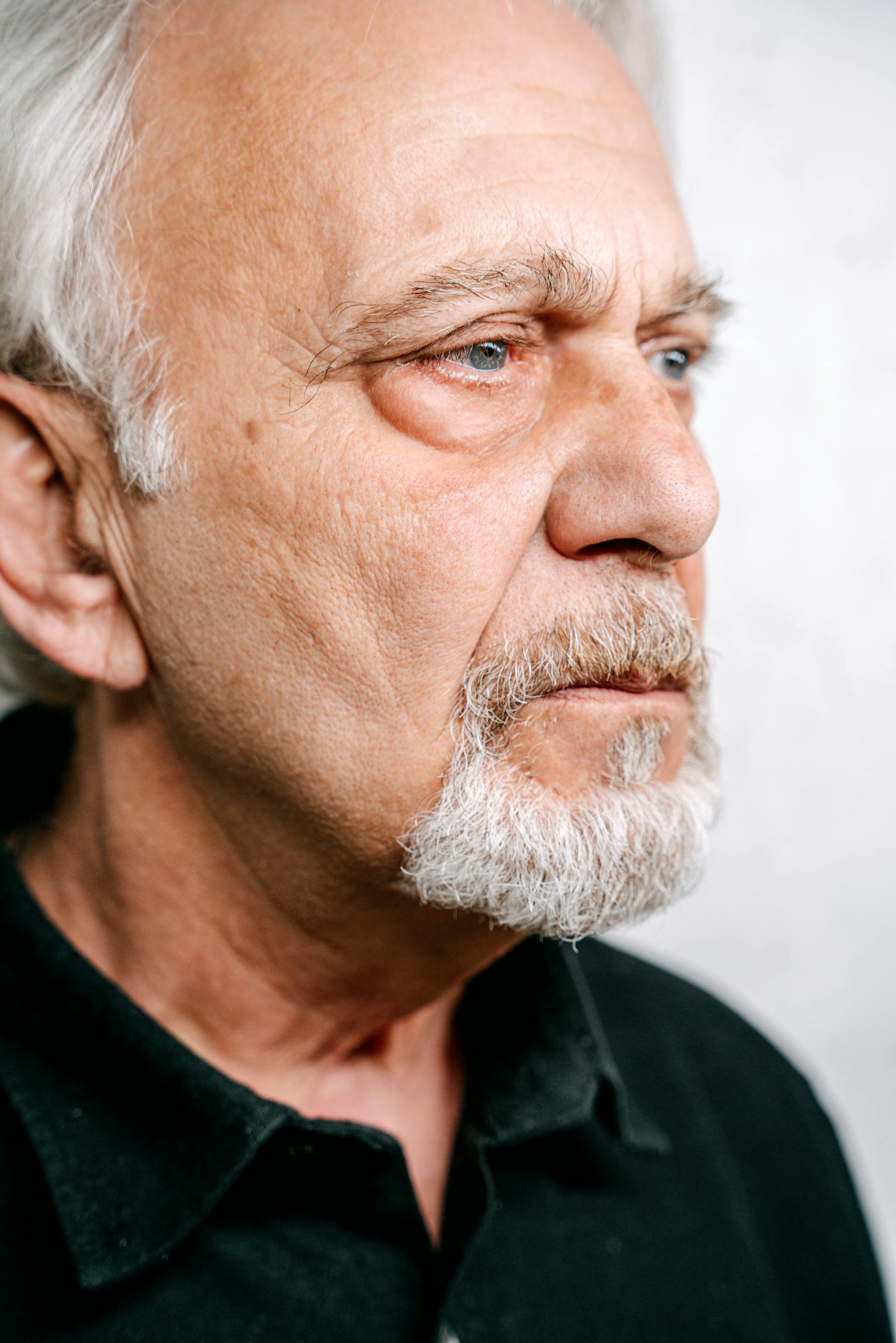 Ein trauriger älterer Mann | Quelle: Pexels