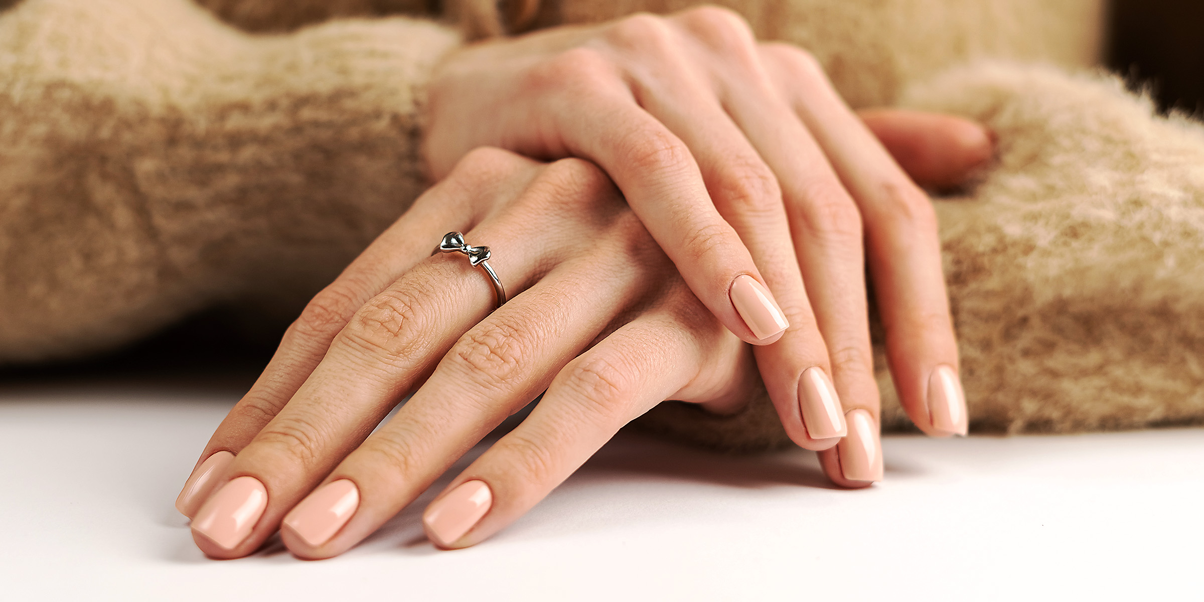 Eine Frau trägt einen silbernen Ring | Quelle: Freepik