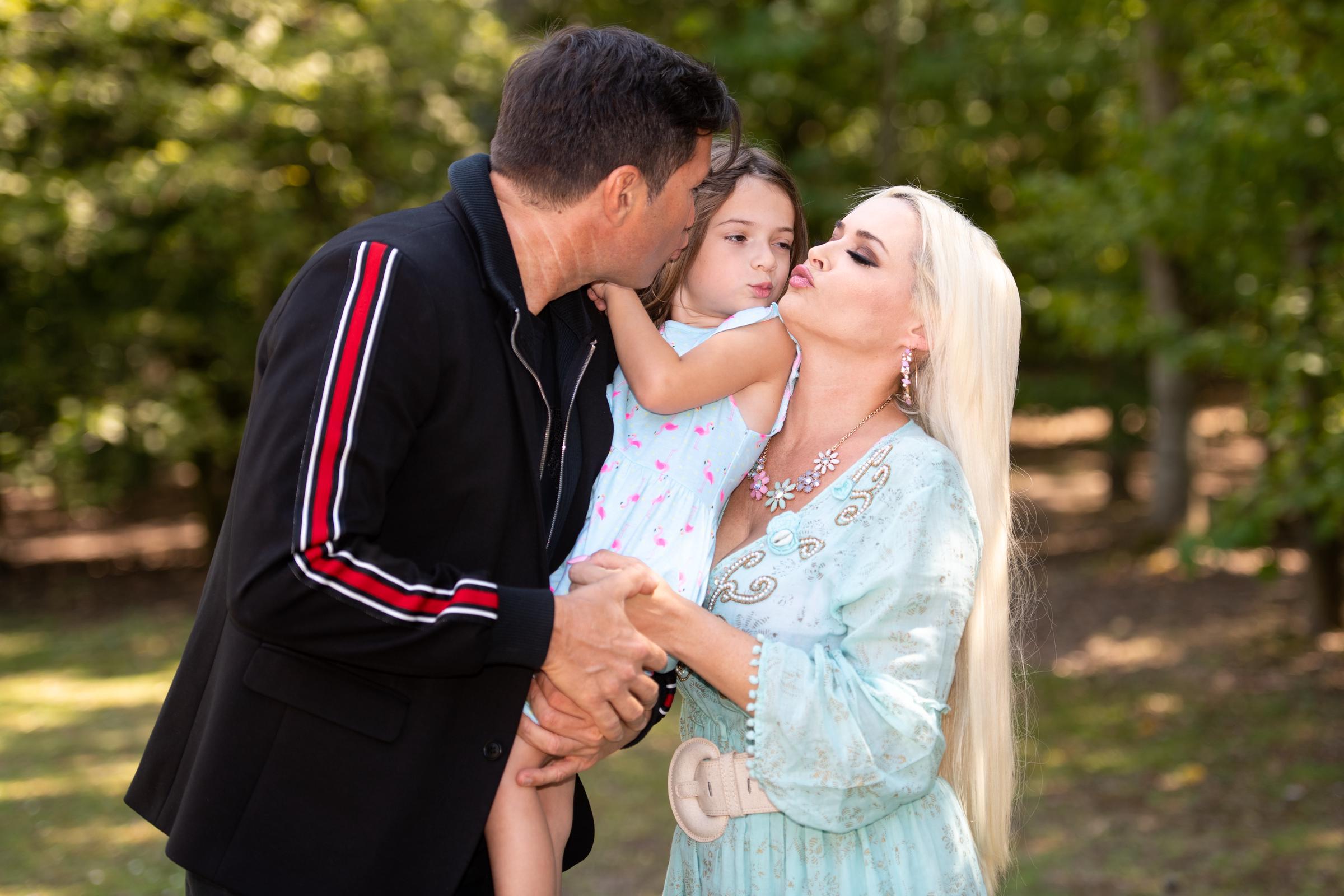 Reality-Show-Schauspielerin Daniela Katzenberger und ihr Ehemann Lucas Cordalis, Sänger, küssen ihre Tochter Sophia während eines Fotoshootings. | Quelle: Getty Images