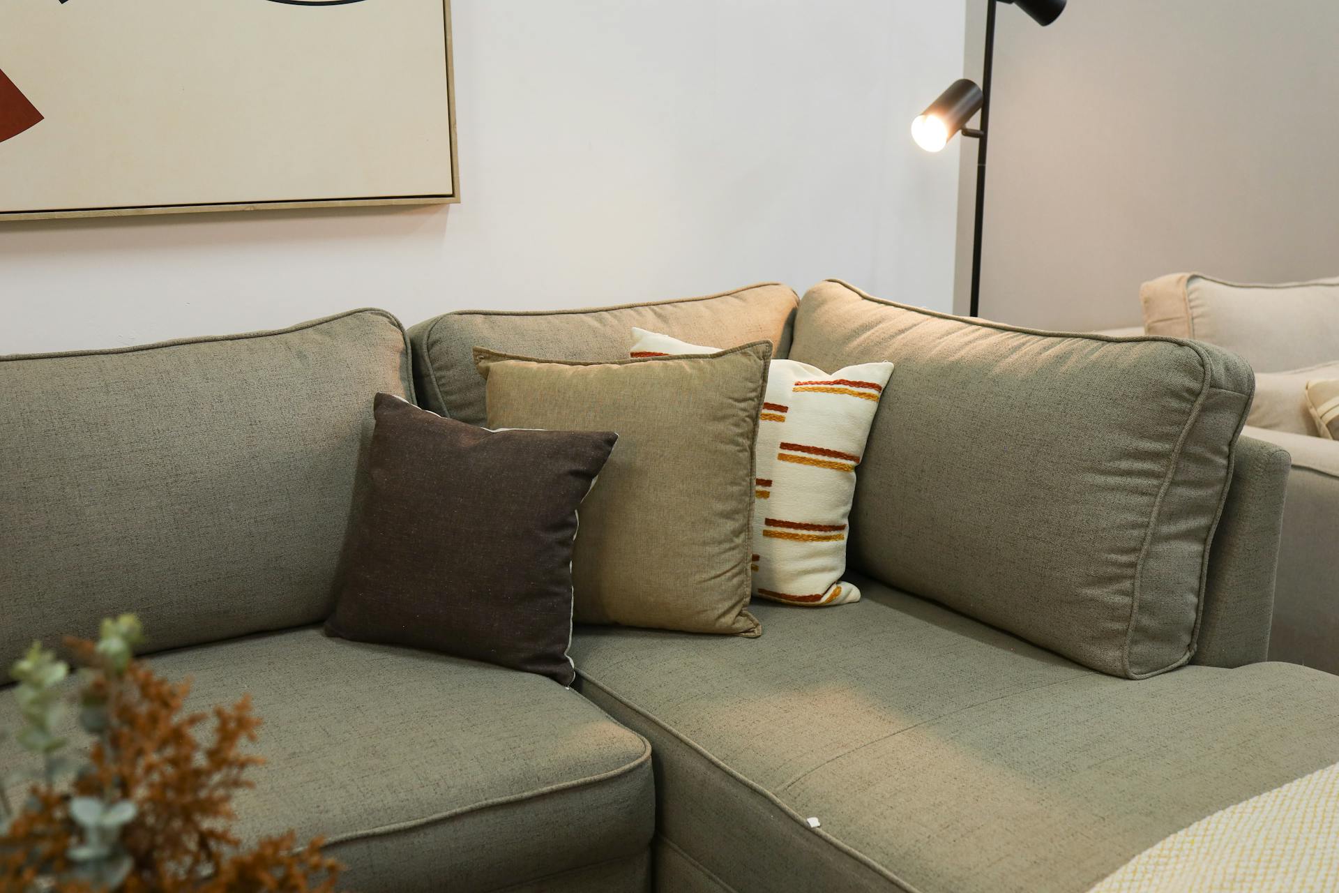 Eine Couch in einem Wohnzimmer | Quelle: Pexels