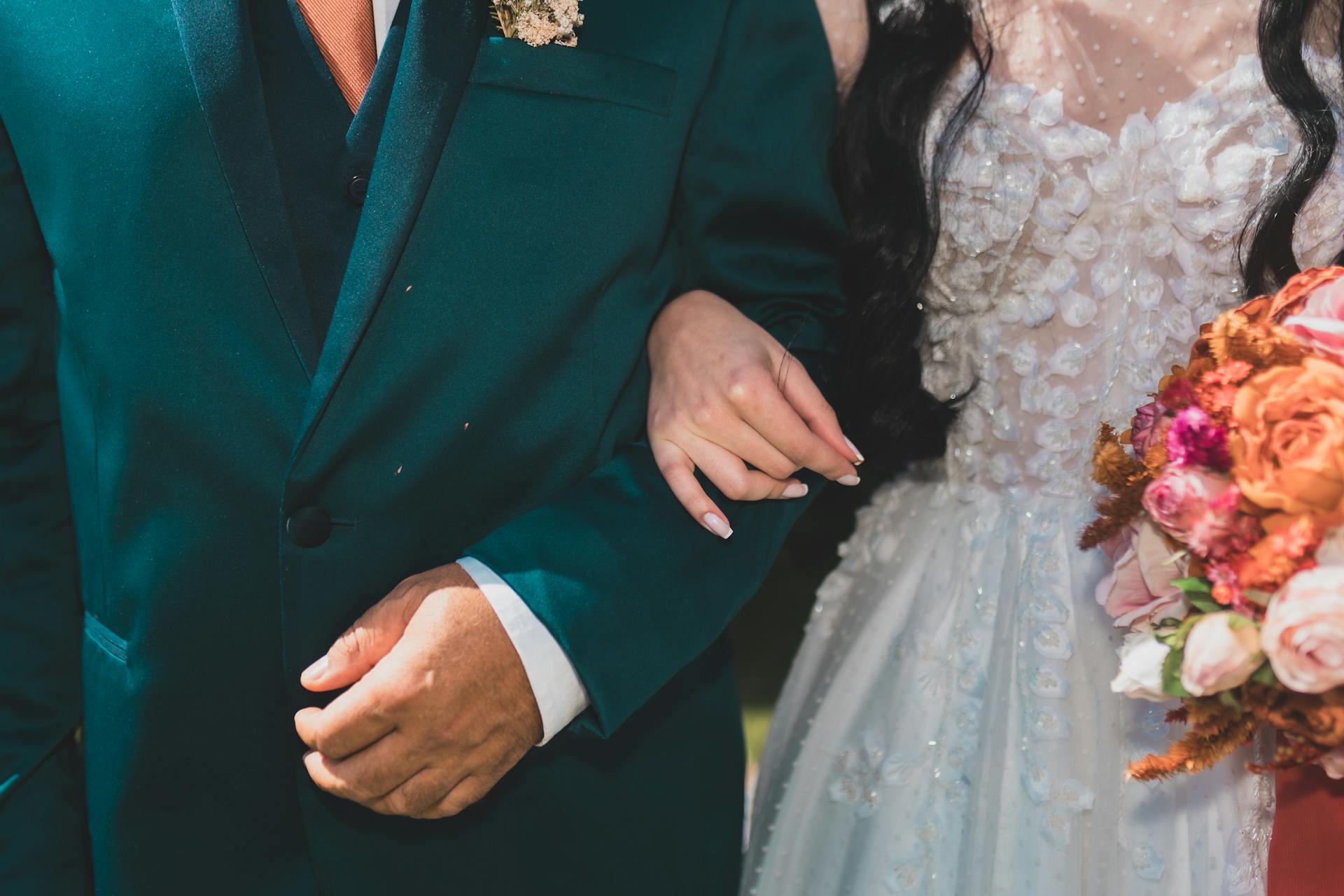 Eine Braut, die die Hand eines Mannes hält | Quelle: Pexels