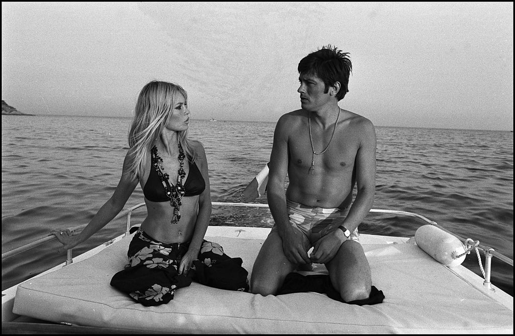 Die französische Schauspielerin Brigitte Bardot wird mit dem französischen Schauspieler Alain Delon in Saint-Tropez im August 1968 fotografiert, Frankreich I Foto von Jean-Pierre BONNOTTE/Gamma-Keystone I Quelle: Getty Images
