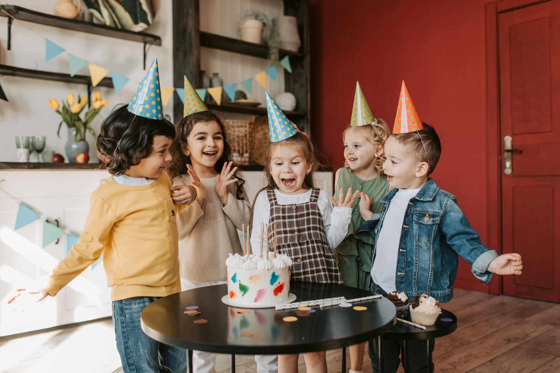 Kinder auf einer Geburtstagsparty | Quelle: Pexels