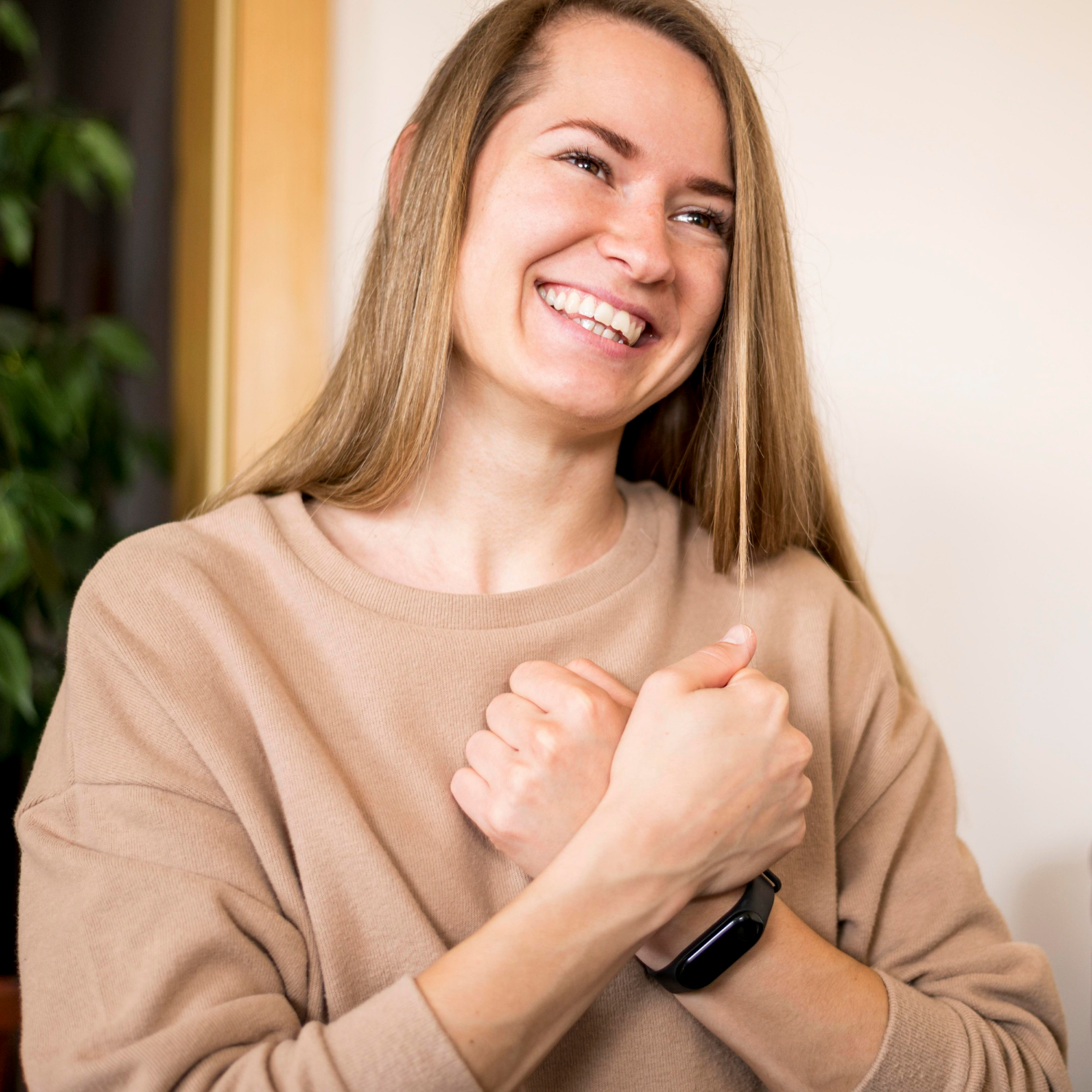 Eine fröhliche Frau, die durch Zeichensprache kommuniziert | Quelle: Freepik