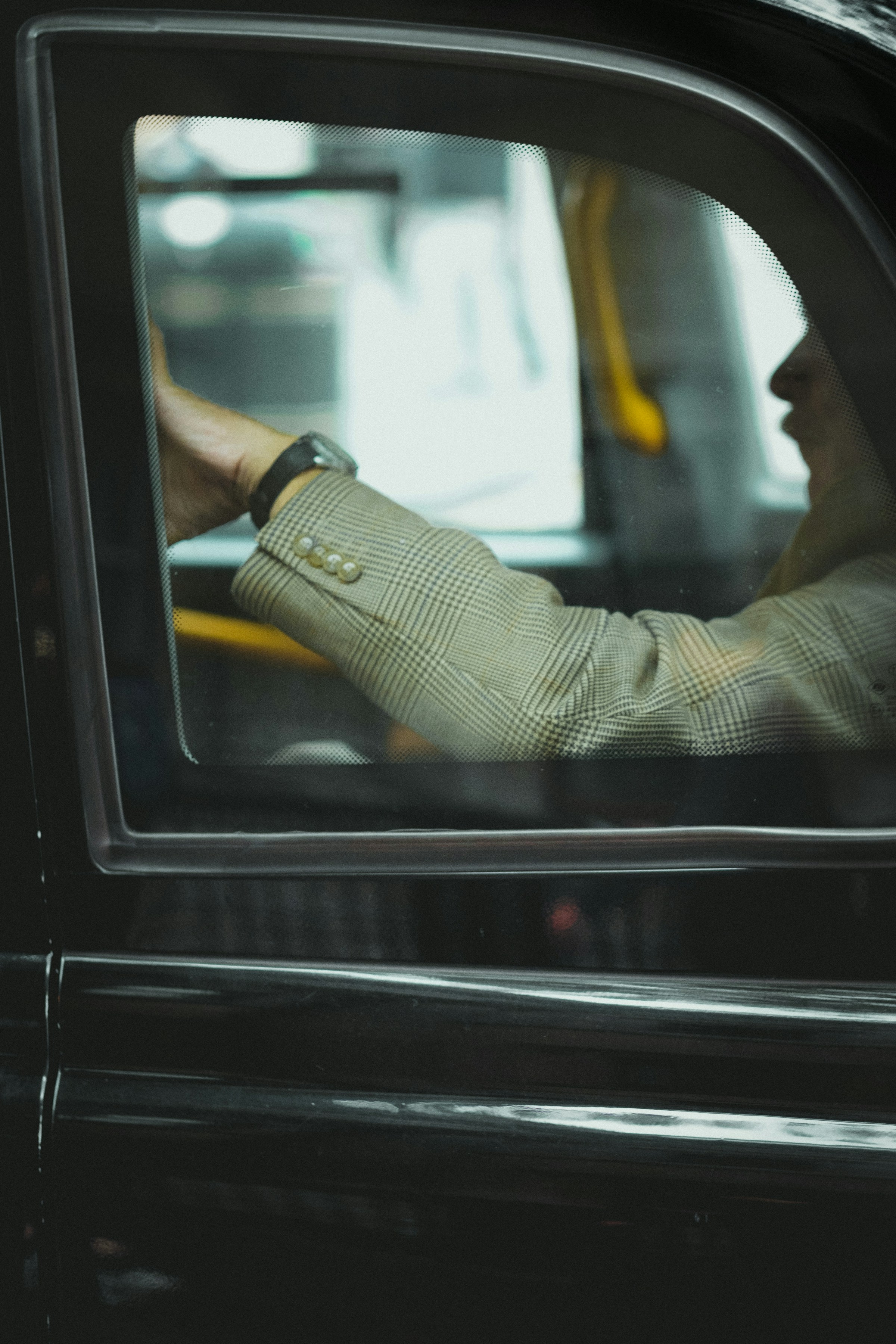 Eine Nahaufnahme eines Mannes, der in einem Taxi unterwegs ist | Quelle: Unsplash