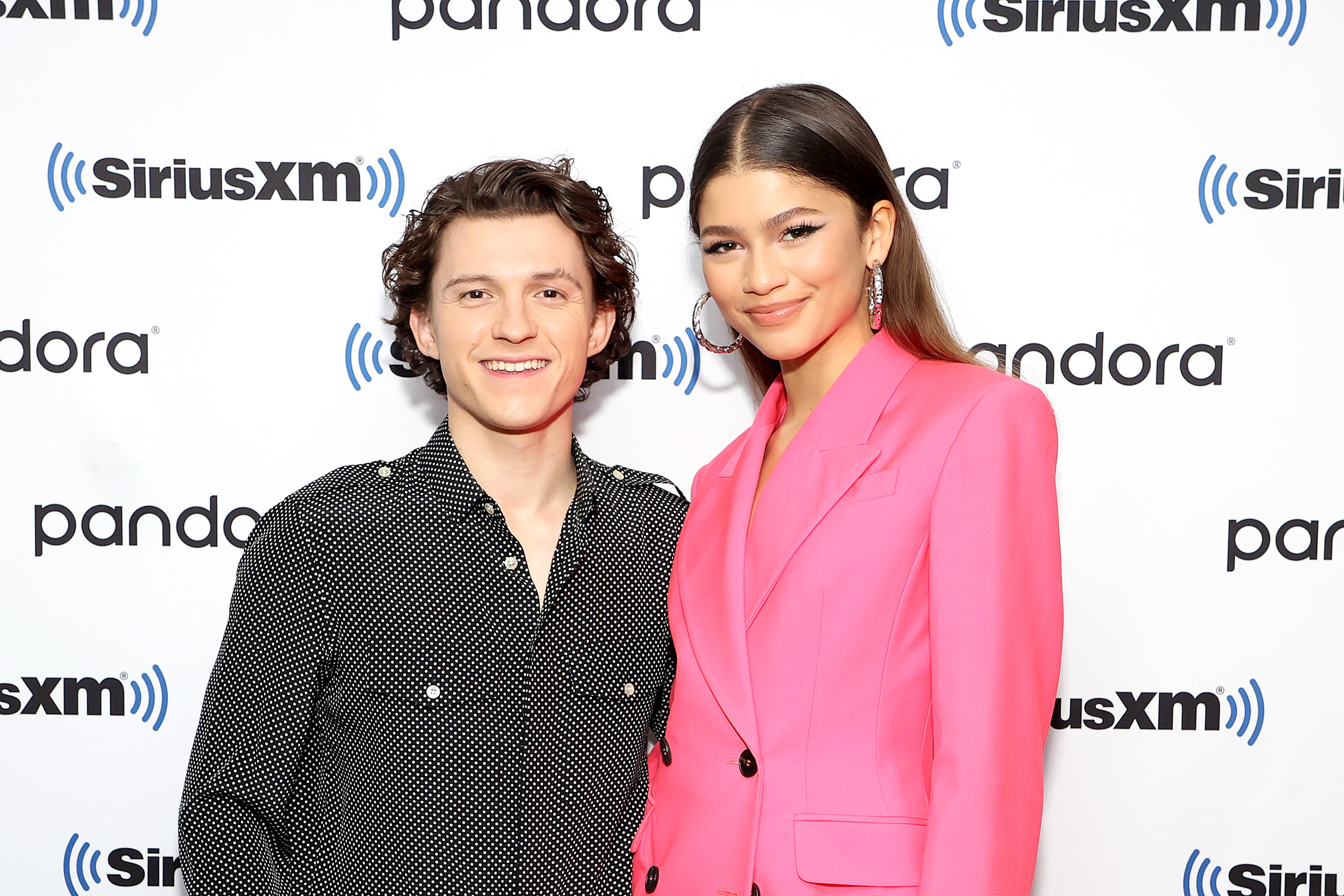 Tom Holland und Zendaya besuchen die Town Hall von SiriusXM mit den Darstellern von „Spider-Man: No Way Home“ am 10. Dezember 2021 in New York City | Quelle: Getty Images