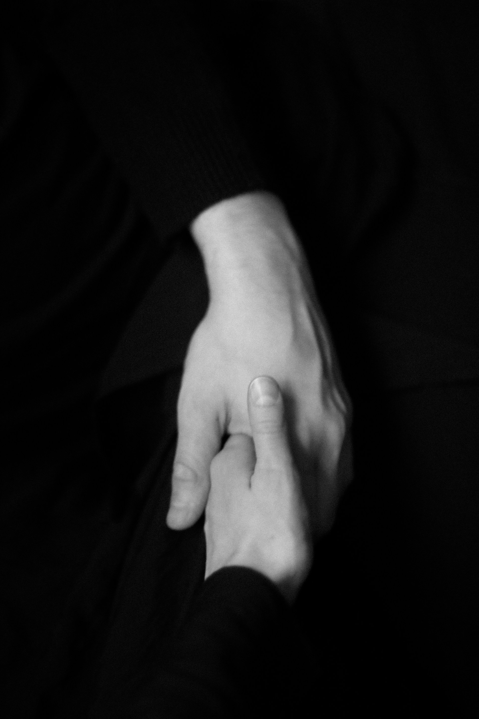 Die Hand einer Frau hält die Hand eines Mannes | Quelle: Unsplash