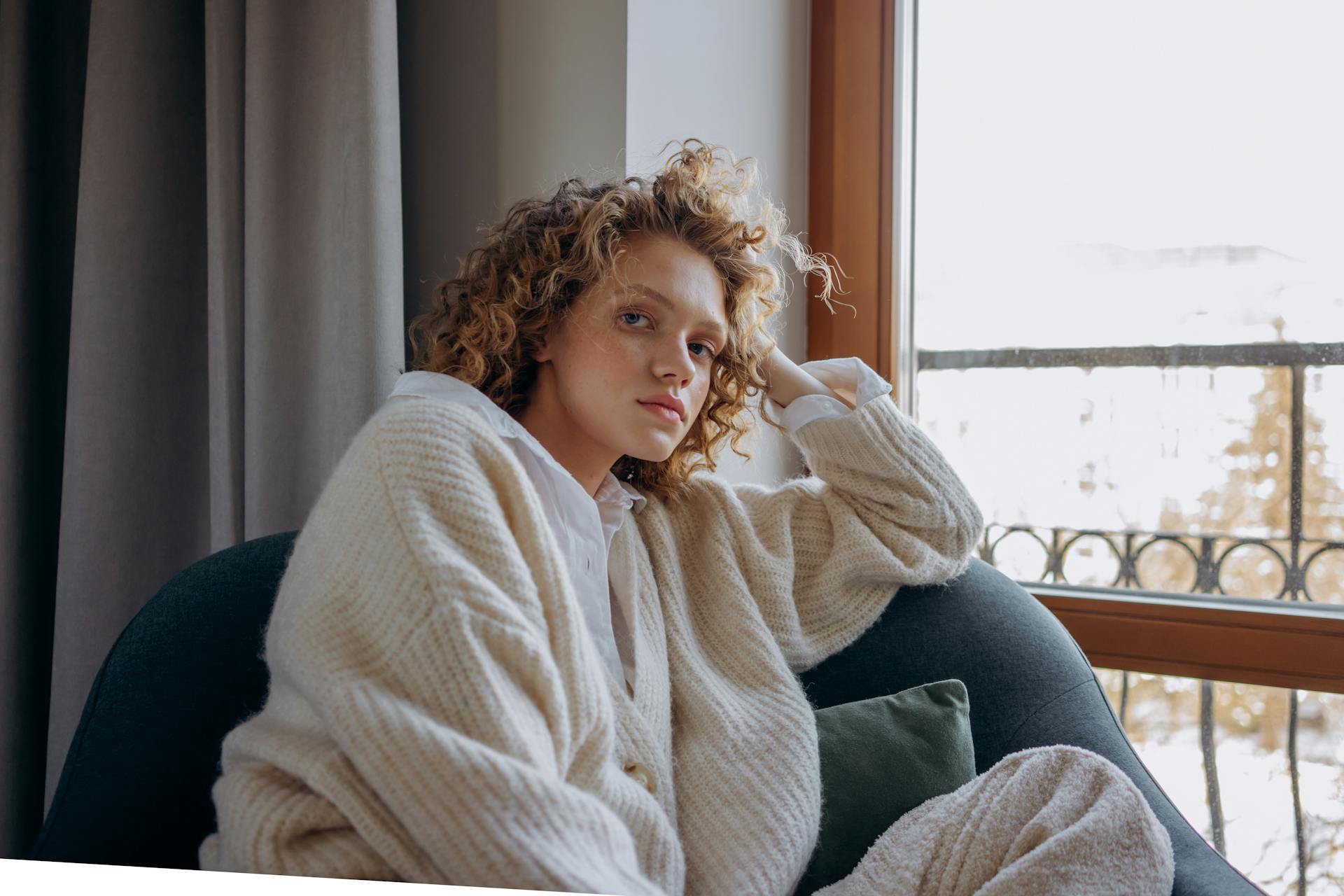 Eine Frau, die auf einem Sessel sitzt | Quelle: Pexels