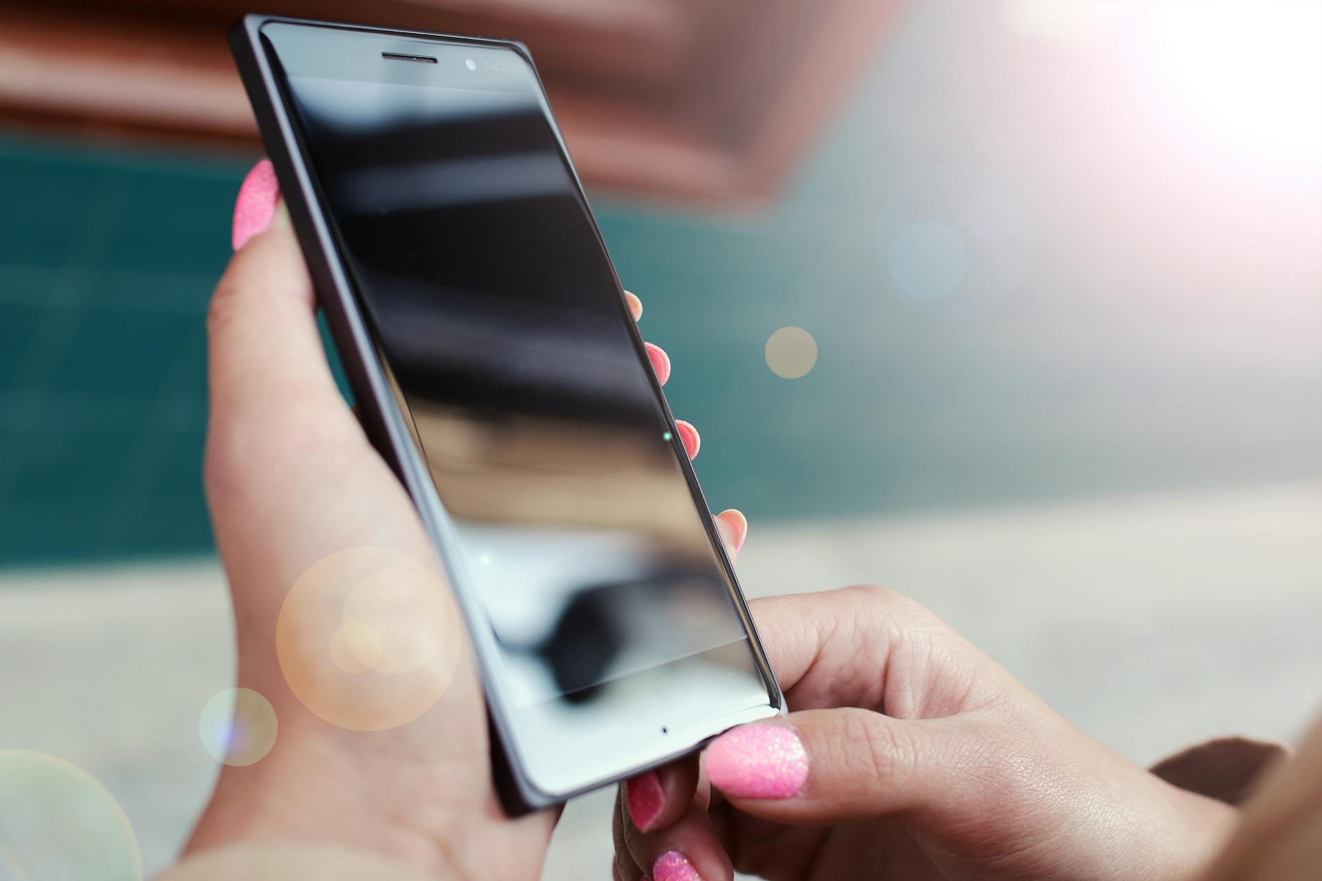 Eine Frau hält ein Handy in der Hand | Quelle: Pexels