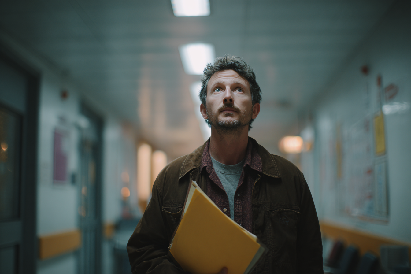 Ein Mann, der in einem Krankenhaus steht | Quelle: Midjourney