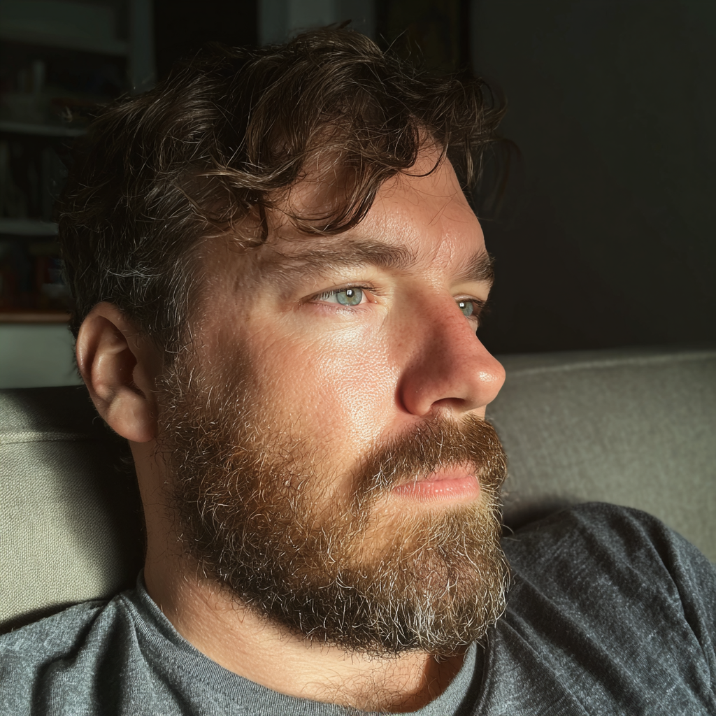 Ein Mann sitzt auf einer Couch | Quelle: Midjourney