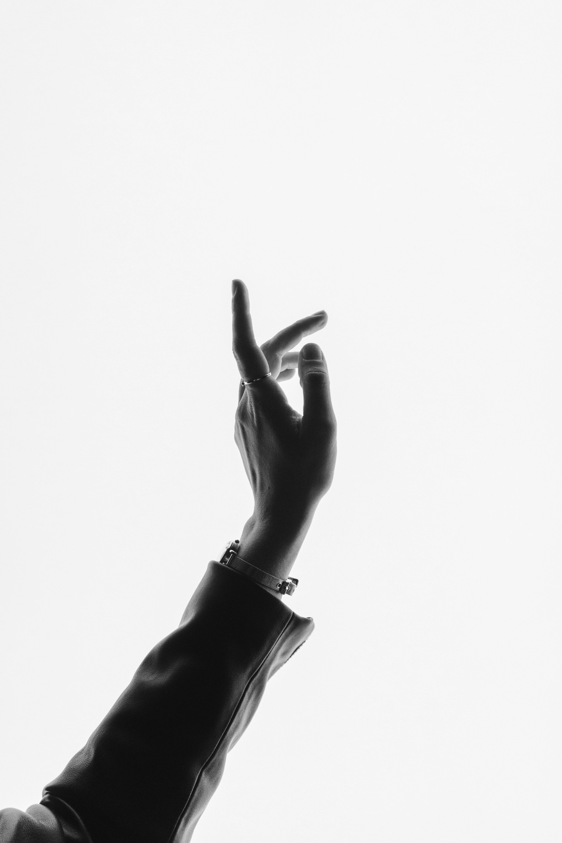 Eine Frau, die mit einer Hand gestikuliert | Quelle: Unsplash