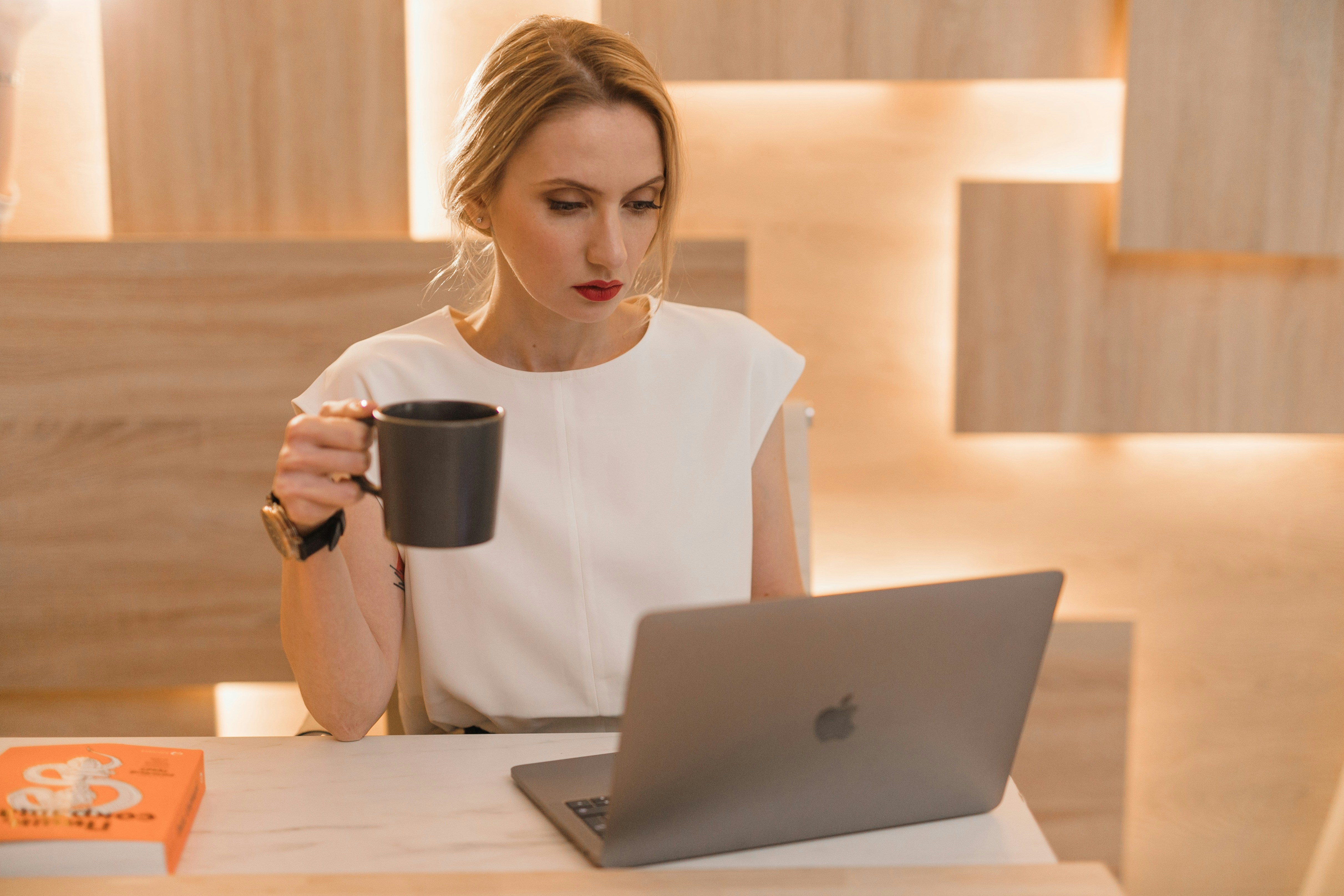 Junge Frau arbeitet an ihrem Laptop | Quelle: Unsplash