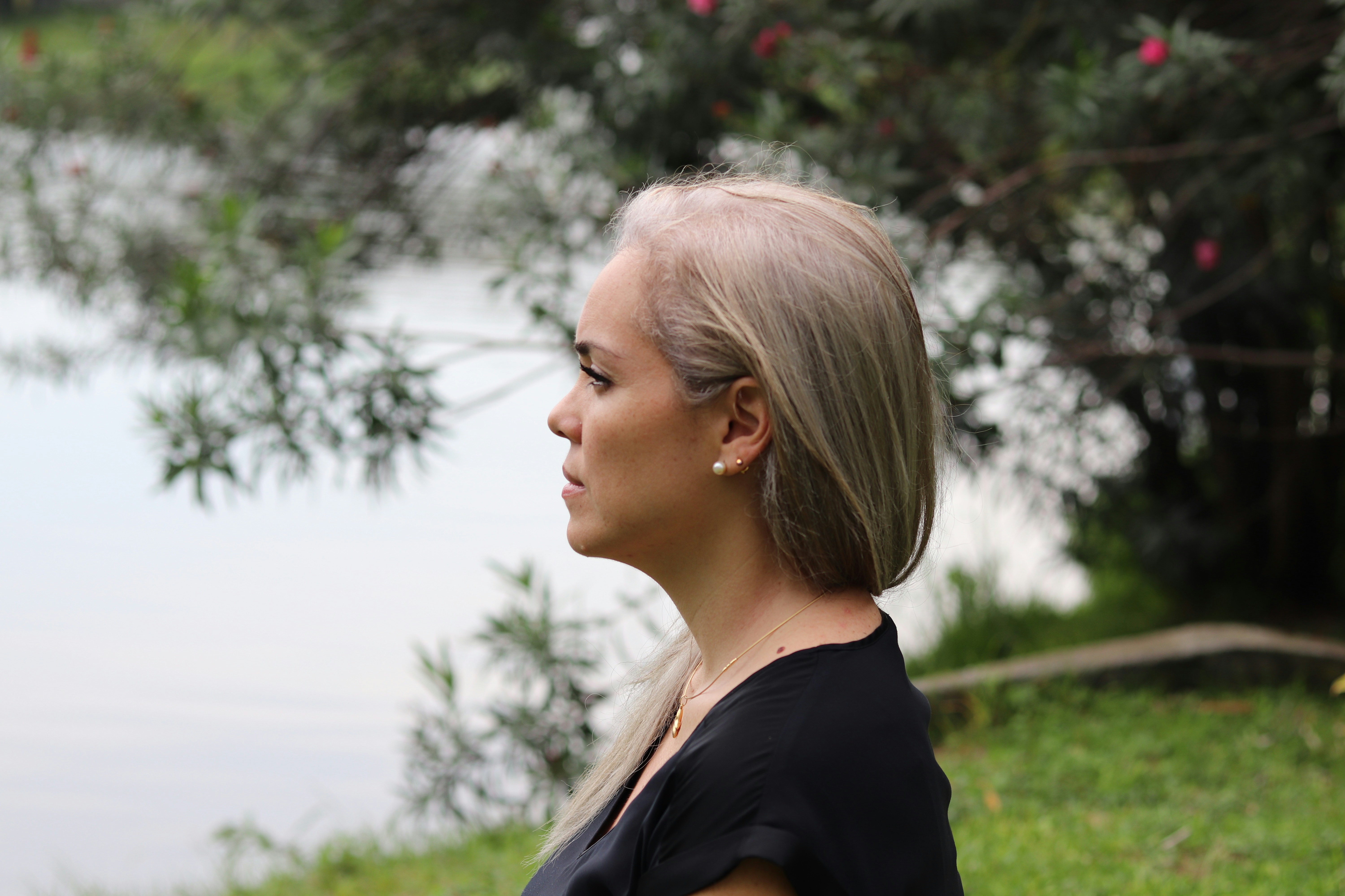 Eine traurige Frau starrt vor sich hin | Quelle: Unsplash