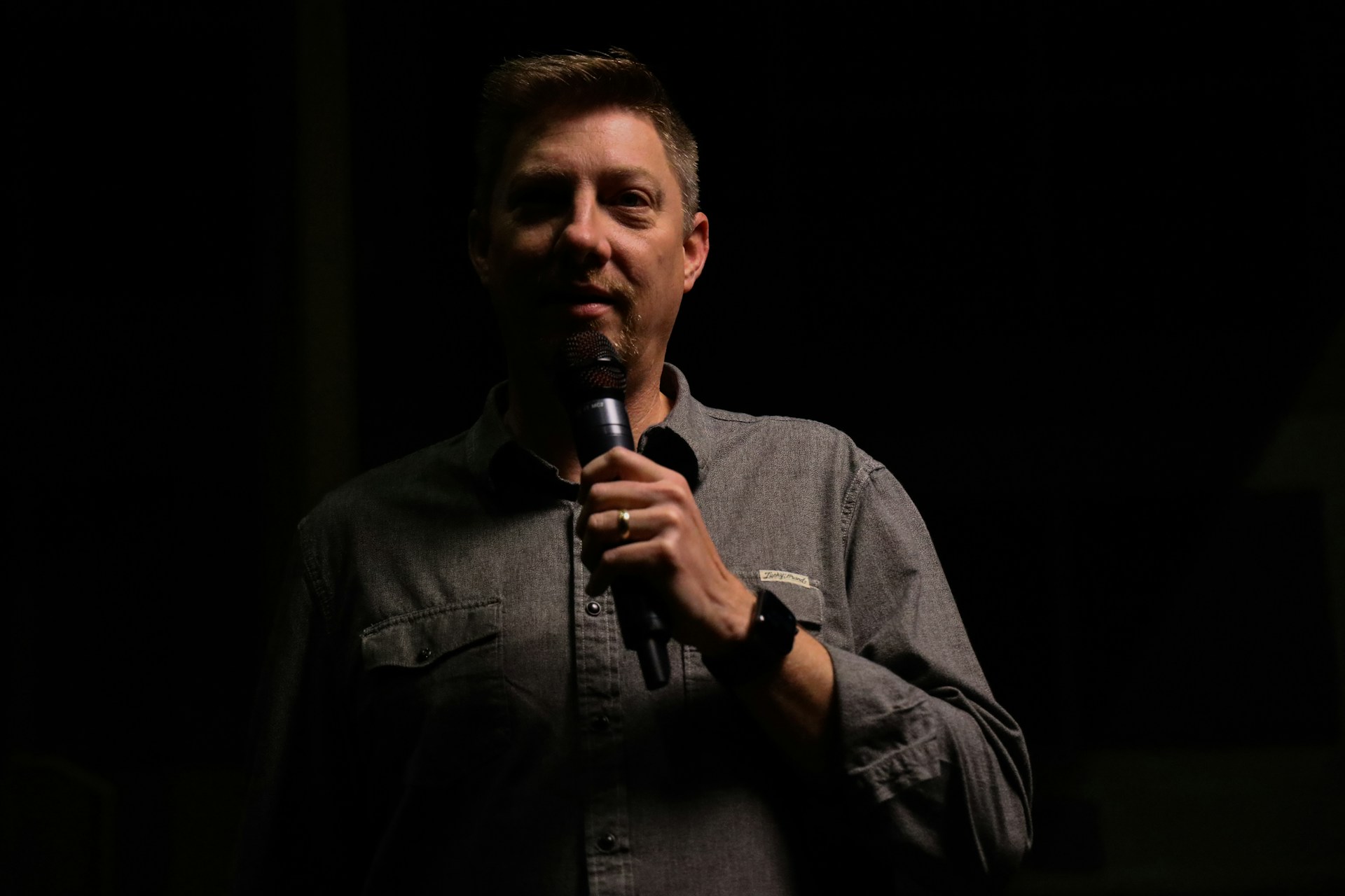 Ein Mann hält ein Mikrofon | Quelle: Unsplash