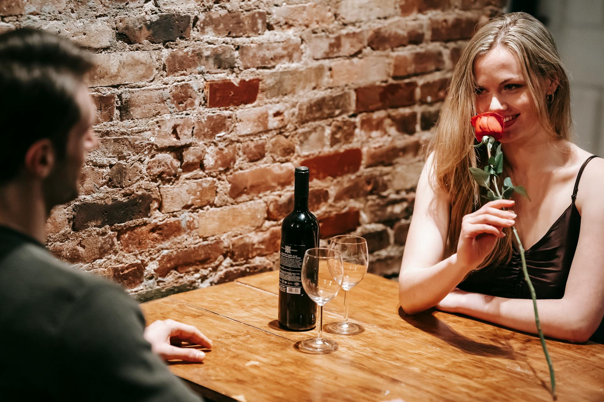 Ein Paar in einem Restaurant | Quelle: Pexels