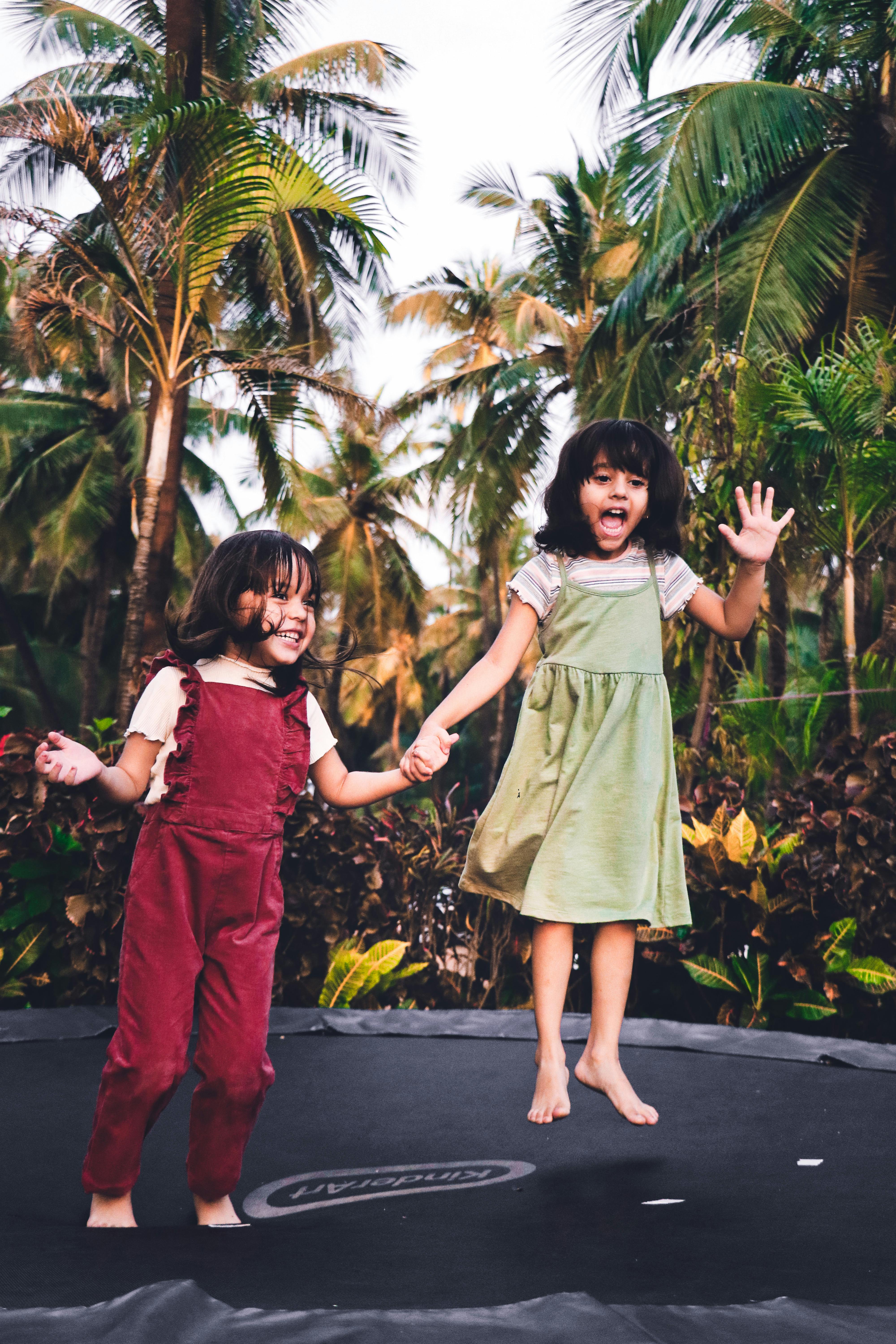Zwei kleine Mädchen auf einem Trampolin | Quelle: Pexels