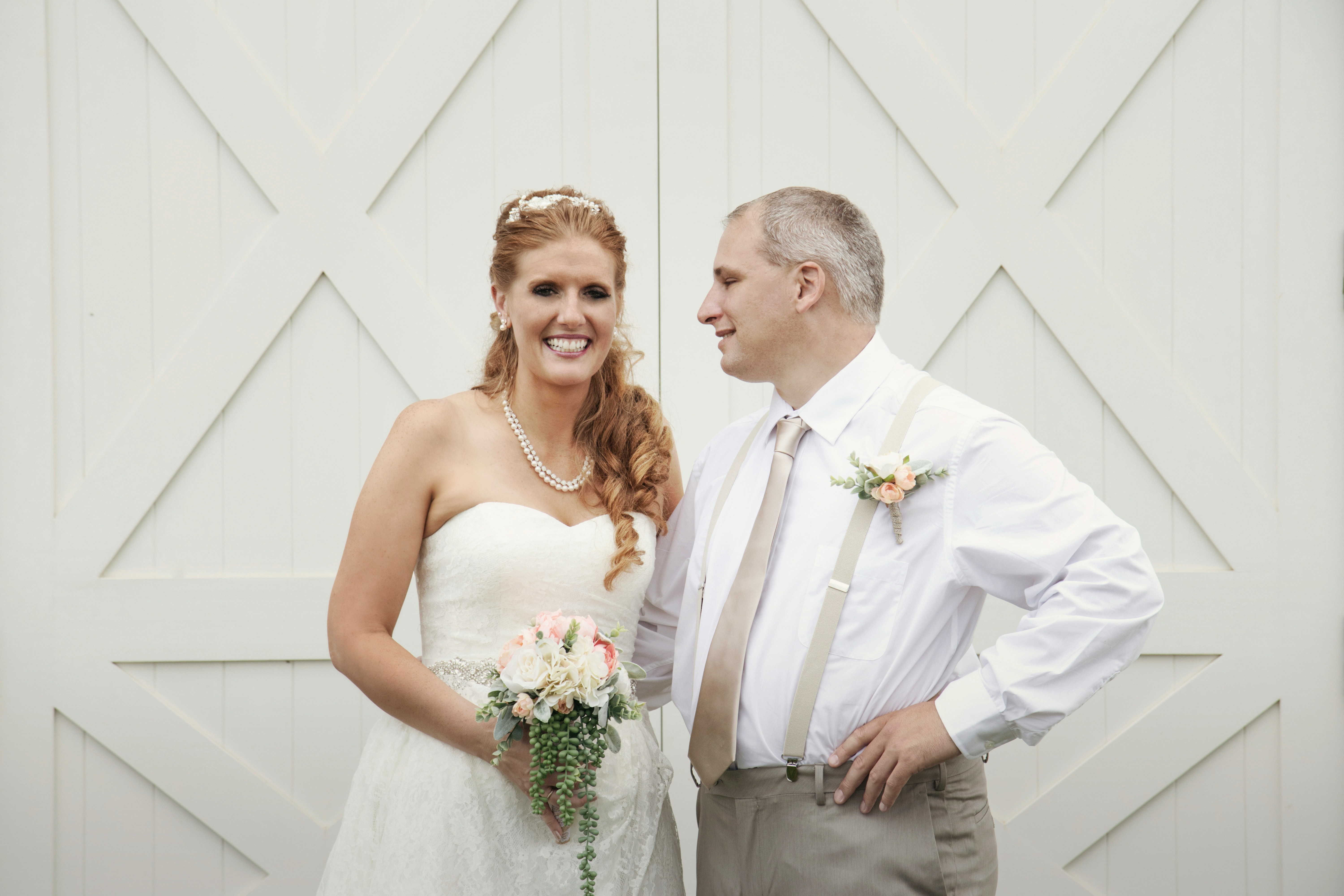 Braut im Gespräch mit ihrem Vater | Quelle: Unsplash