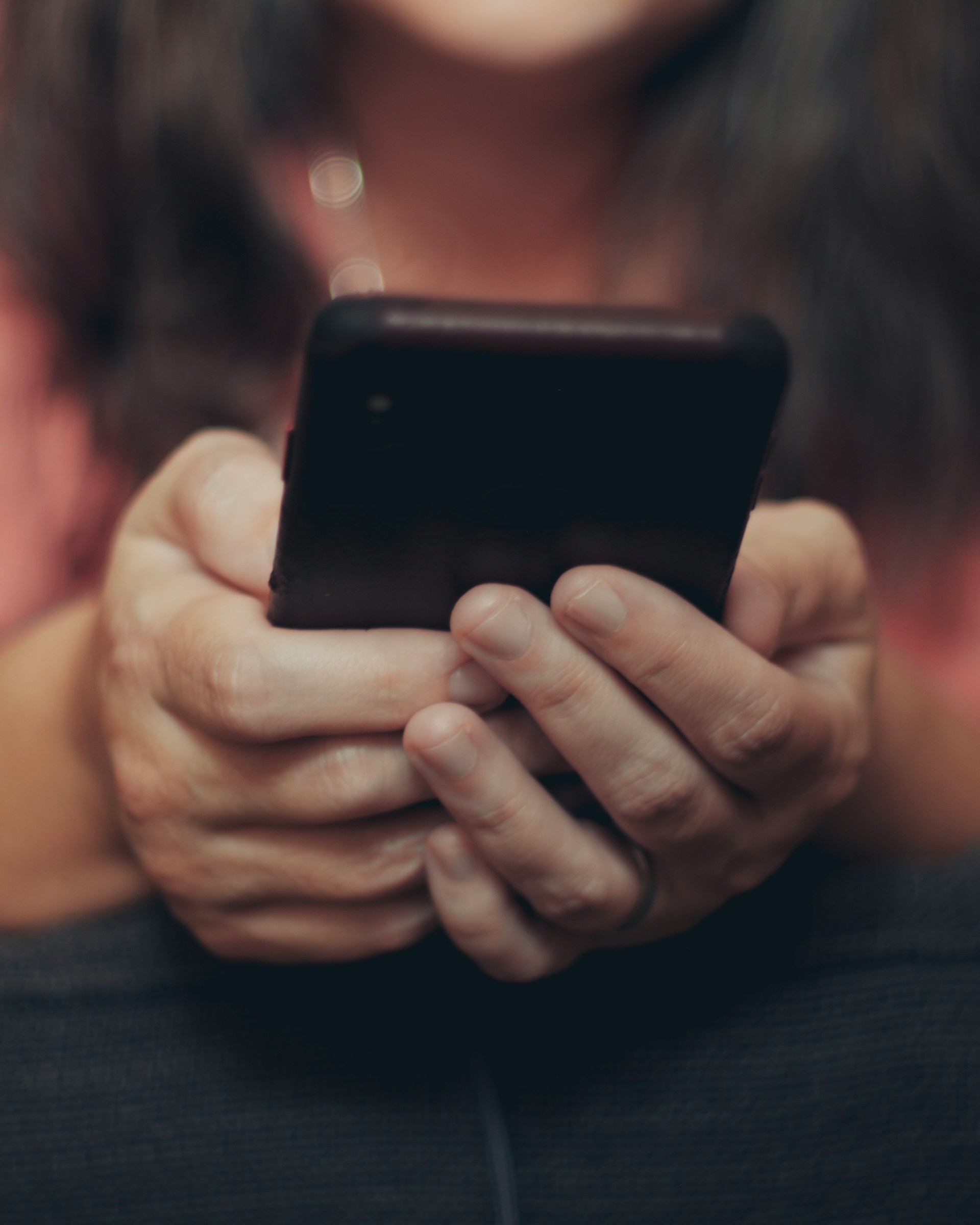 Eine Frau schaut auf ihr Telefon | Quelle: Unsplash