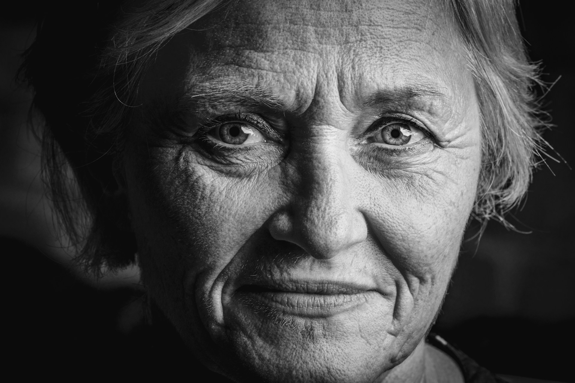 Graustufenaufnahme einer emotionalen Frau | Quelle: Unsplash