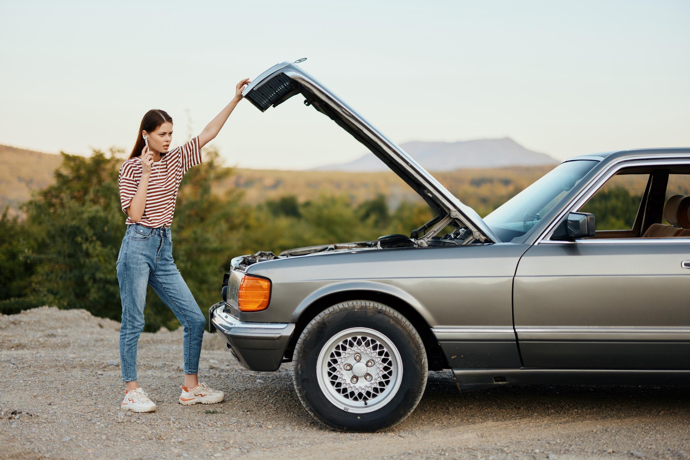 Eine Frau, die neben einem Auto steht | Quelle: Shutterstock