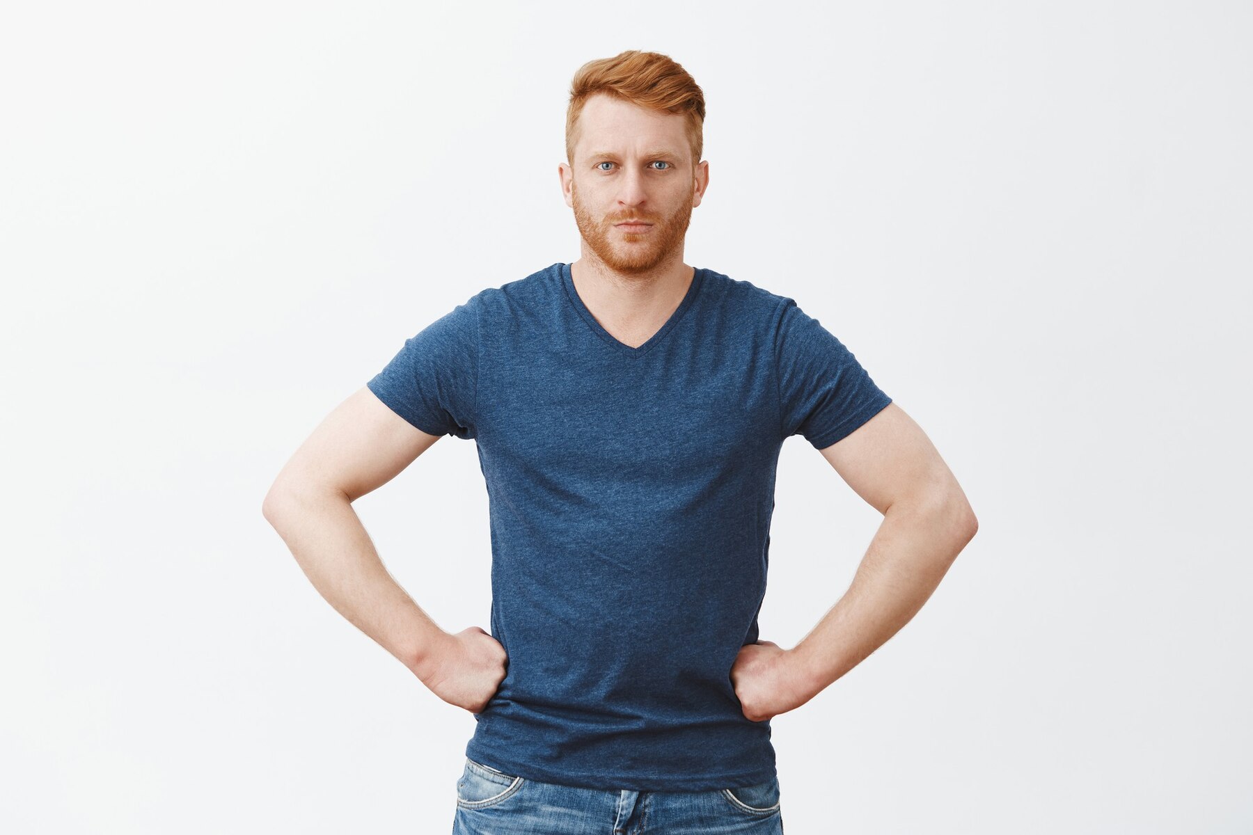 Ein Mann mit den Händen in den Hüften | Quelle: Freepik
