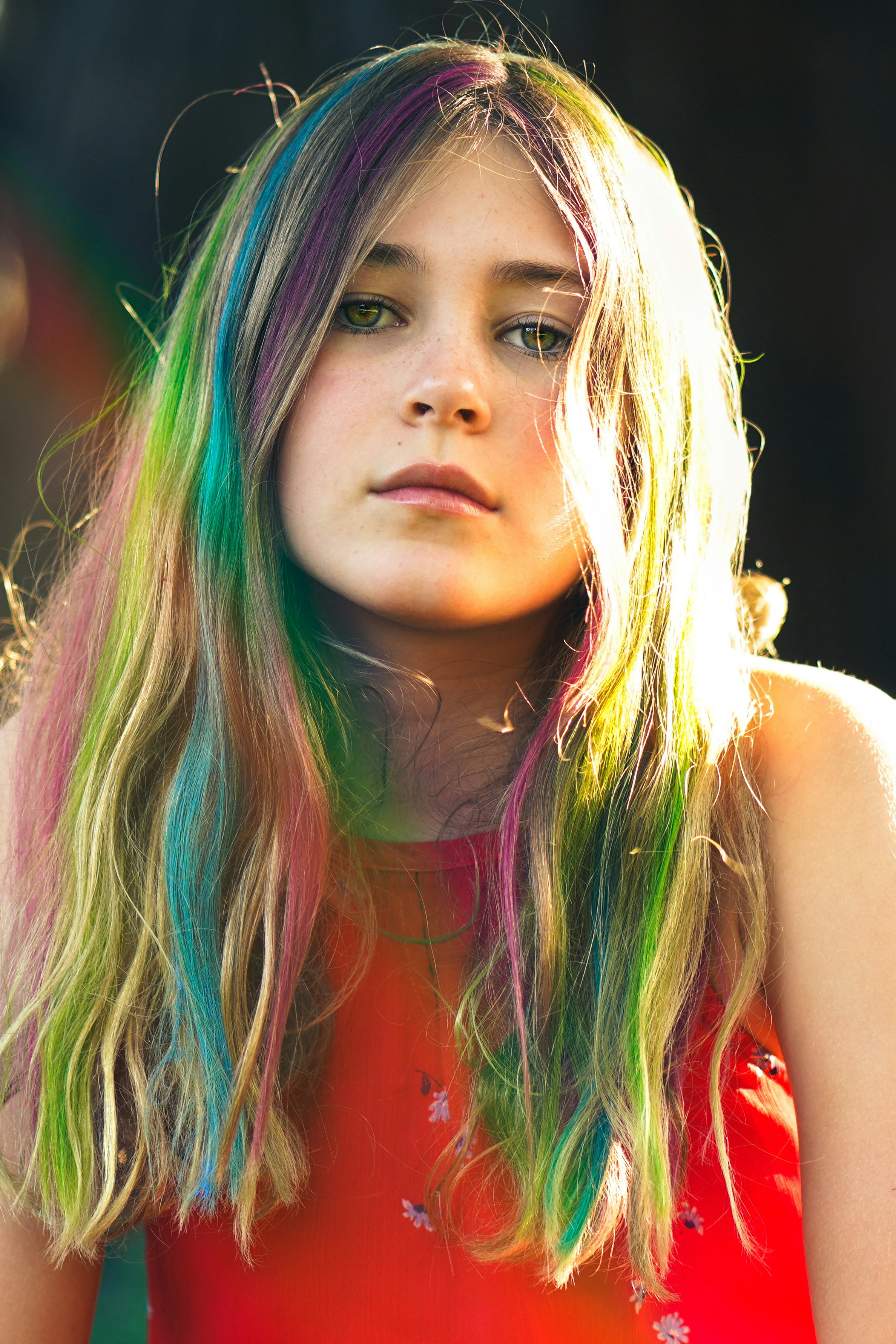 Ein junges Mädchen mit gefärbten Haaren | Quelle: Unsplash